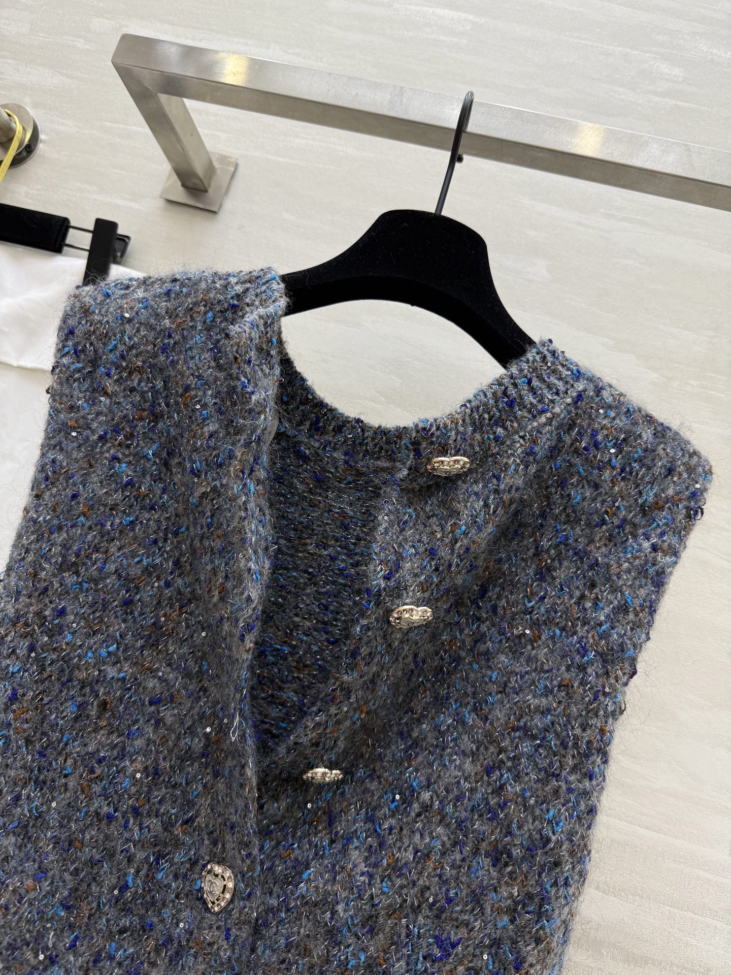 #Chane♡新款 中古系列 马海毛毛绒纱线🧶彩色正反两穿马甲 高品质 配送防尘袋 现货来size：36