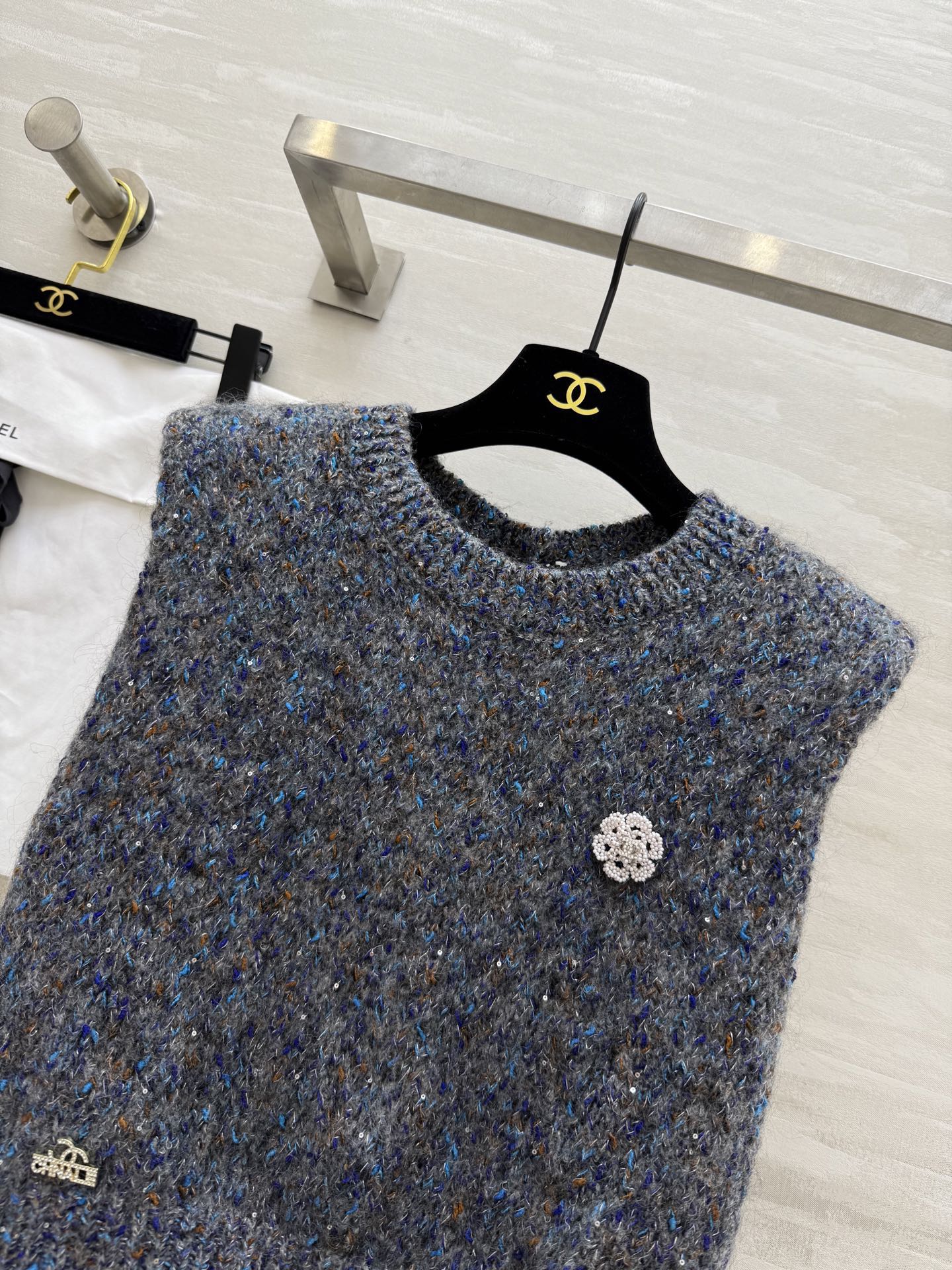 #Chane♡新款 中古系列 马海毛毛绒纱线🧶彩色正反两穿马甲 高品质 配送防尘袋 现货来size：36