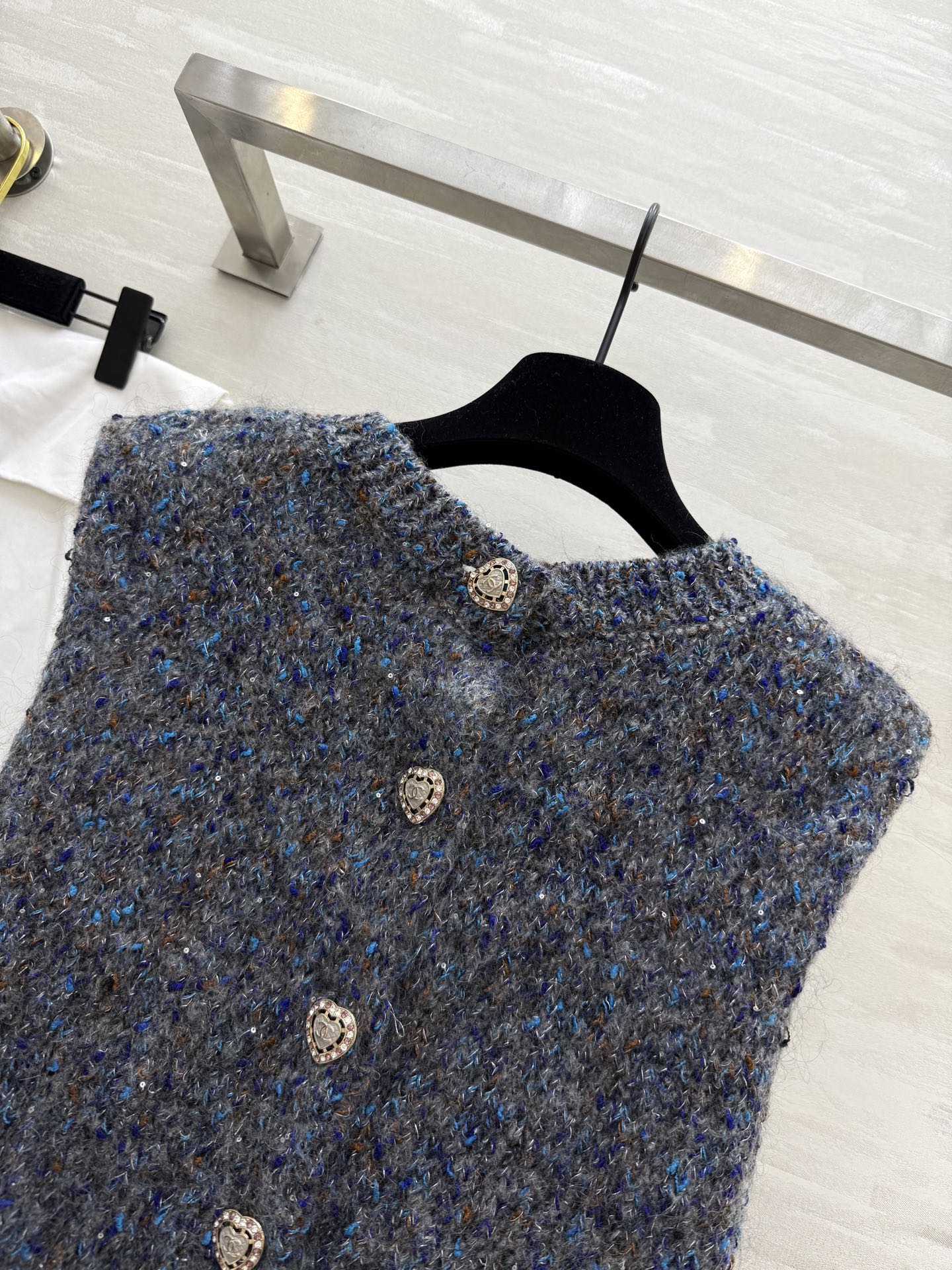 #Chane♡新款 中古系列 马海毛毛绒纱线🧶彩色正反两穿马甲 高品质 配送防尘袋 现货来size：36