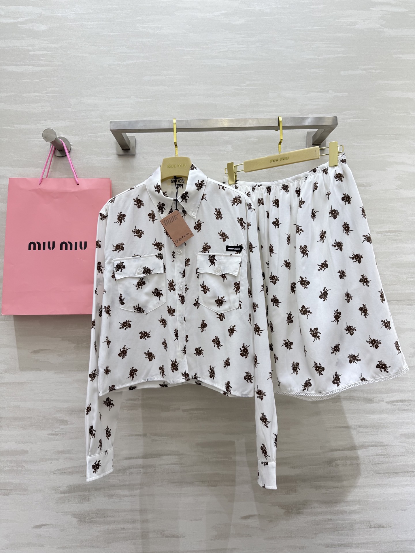 #Miumi♡新款 度假花朵印花系列 不挑人版型上身巨显瘦 高品质定制 现货首发size：S/M/L（s