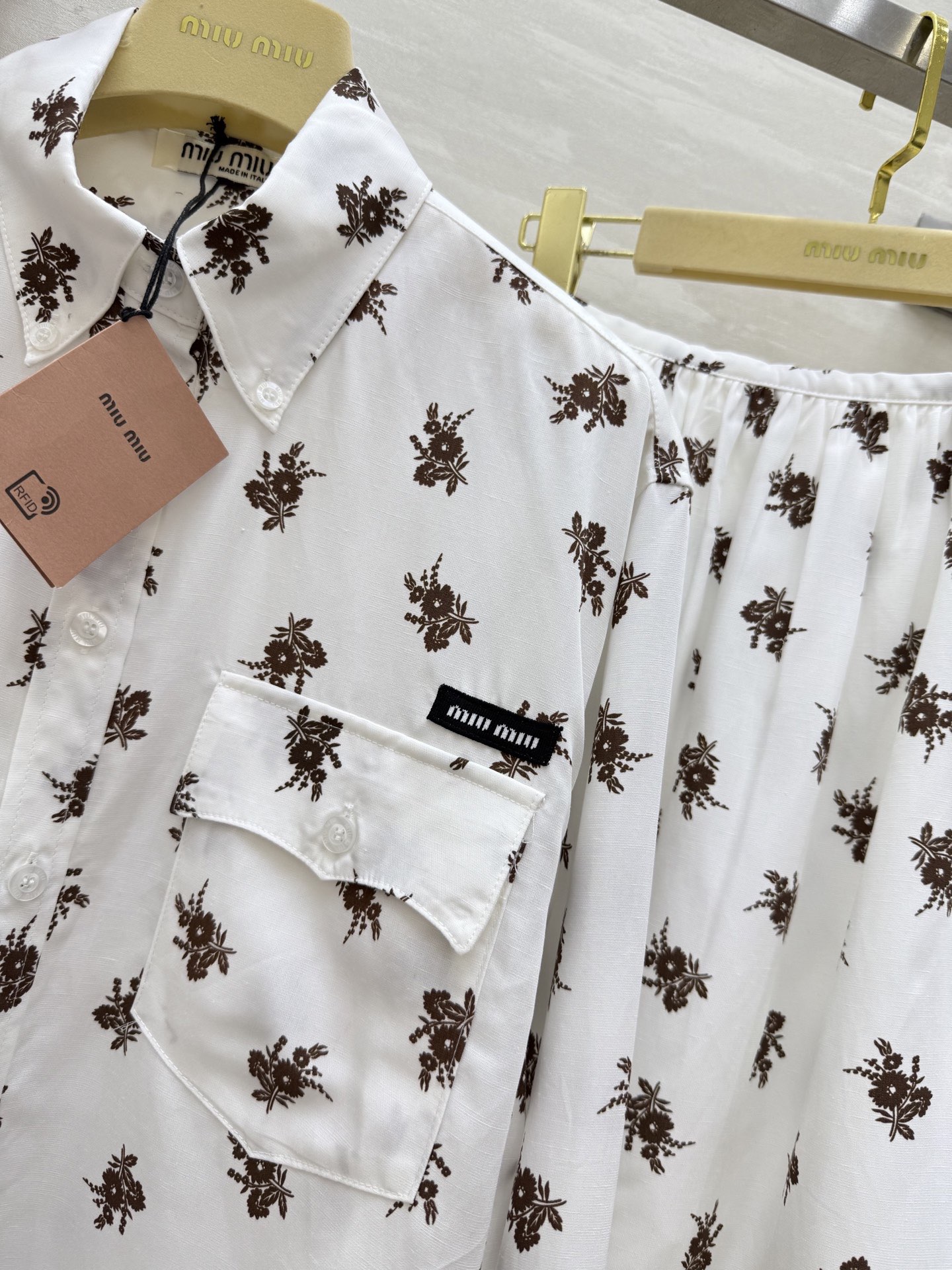 #Miumi♡新款 度假花朵印花系列 不挑人版型上身巨显瘦 高品质定制 现货首发size：S/M/L（s