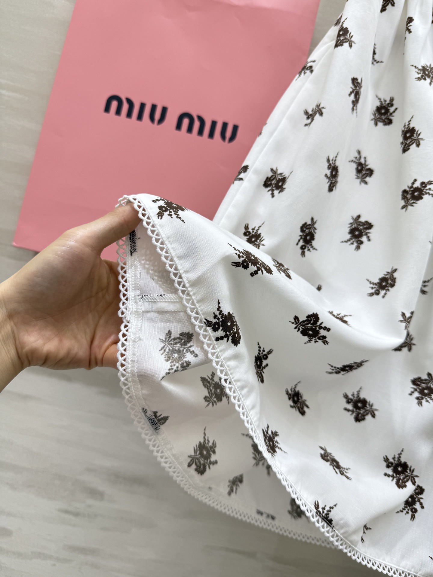 #Miumi♡新款 度假花朵印花系列 不挑人版型上身巨显瘦 高品质定制 现货首发size：S/M/L（s