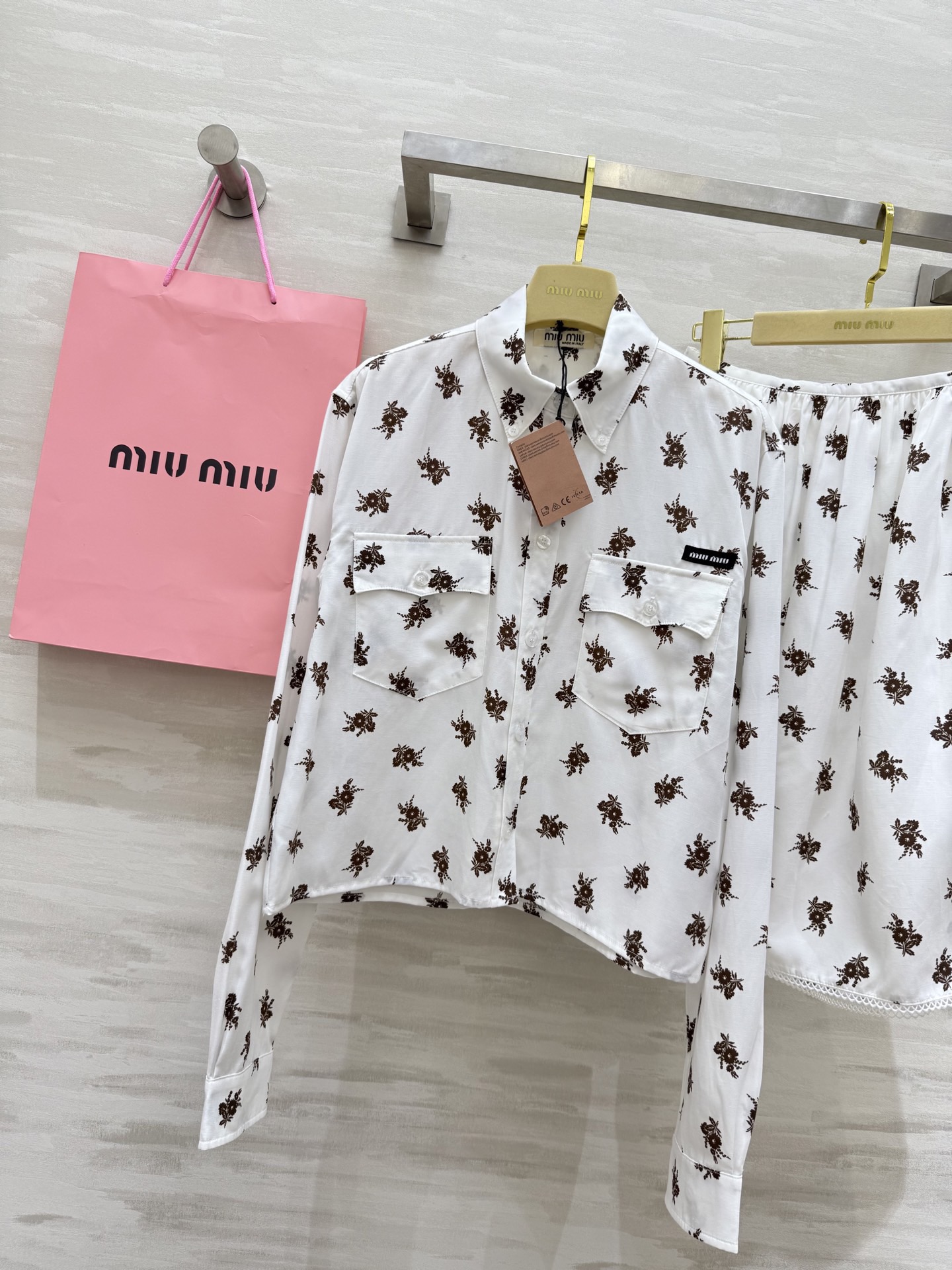 #Miumi♡新款 度假花朵印花系列 不挑人版型上身巨显瘦 高品质定制 现货首发size：S/M/L（s