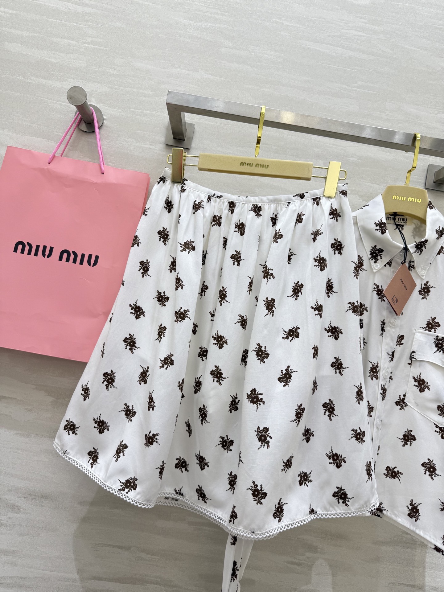 #Miumi♡新款 度假花朵印花系列 不挑人版型上身巨显瘦 高品质定制 现货首发size：S/M/L（s