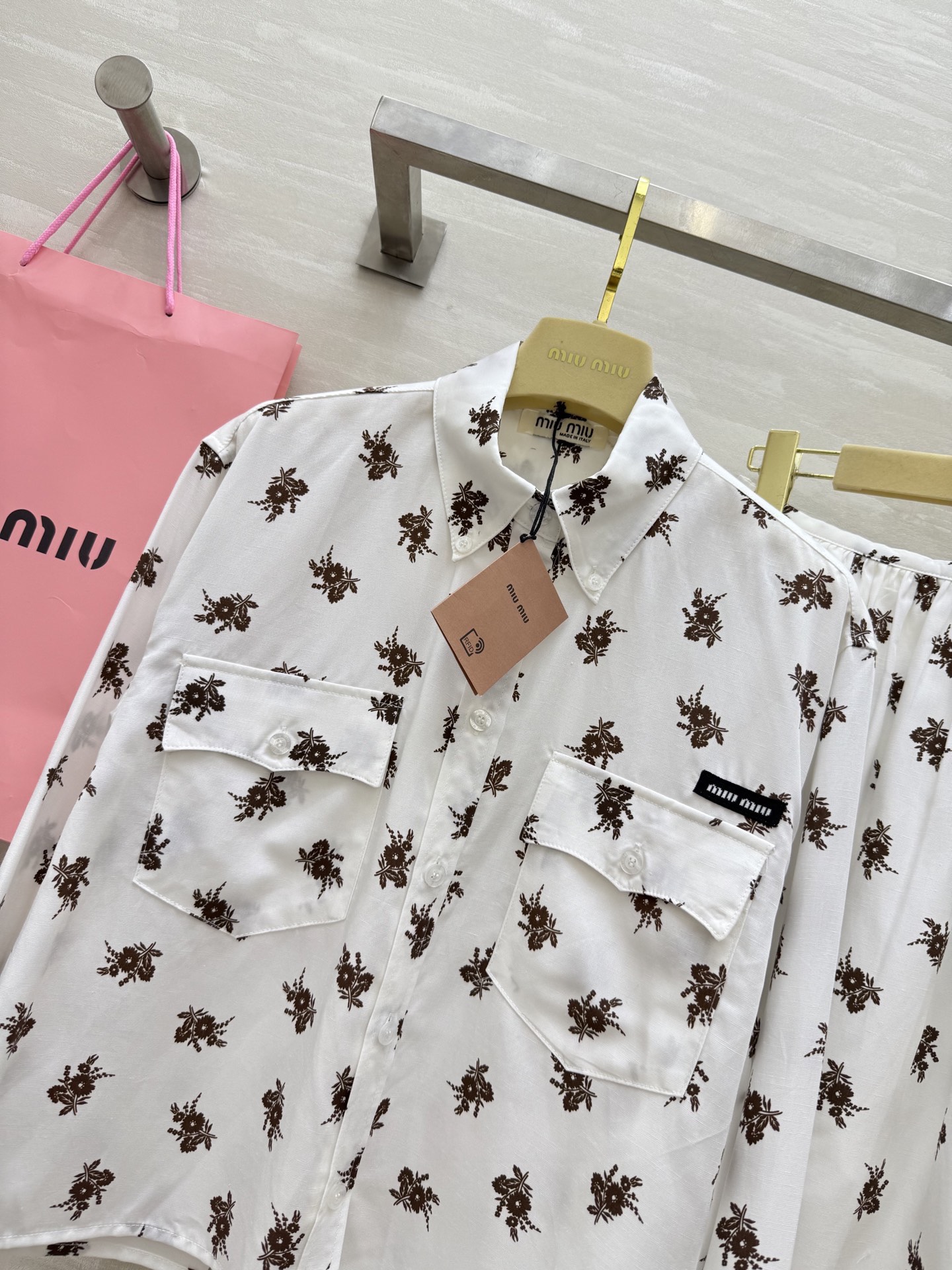 #Miumi♡新款 度假花朵印花系列 不挑人版型上身巨显瘦 高品质定制 现货首发size：S/M/L（s