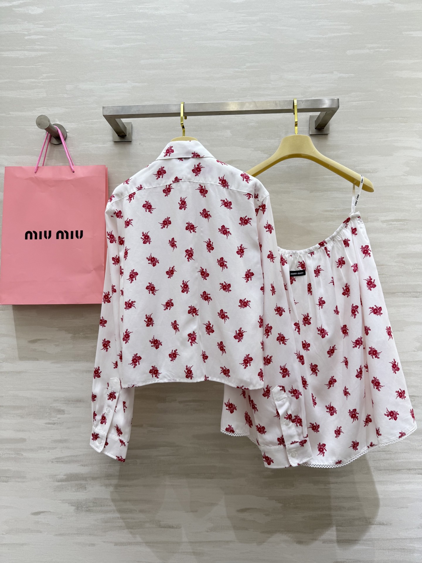 #Miumi♡新款 度假花朵印花系列 不挑人版型上身巨显瘦 高品质定制 现货首发size：S/M/L（s