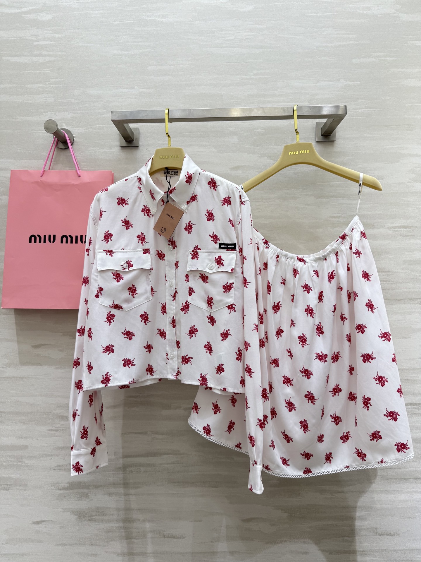 #Miumi♡新款 度假花朵印花系列 不挑人版型上身巨显瘦 高品质定制 现货首发size：S/M/L（s