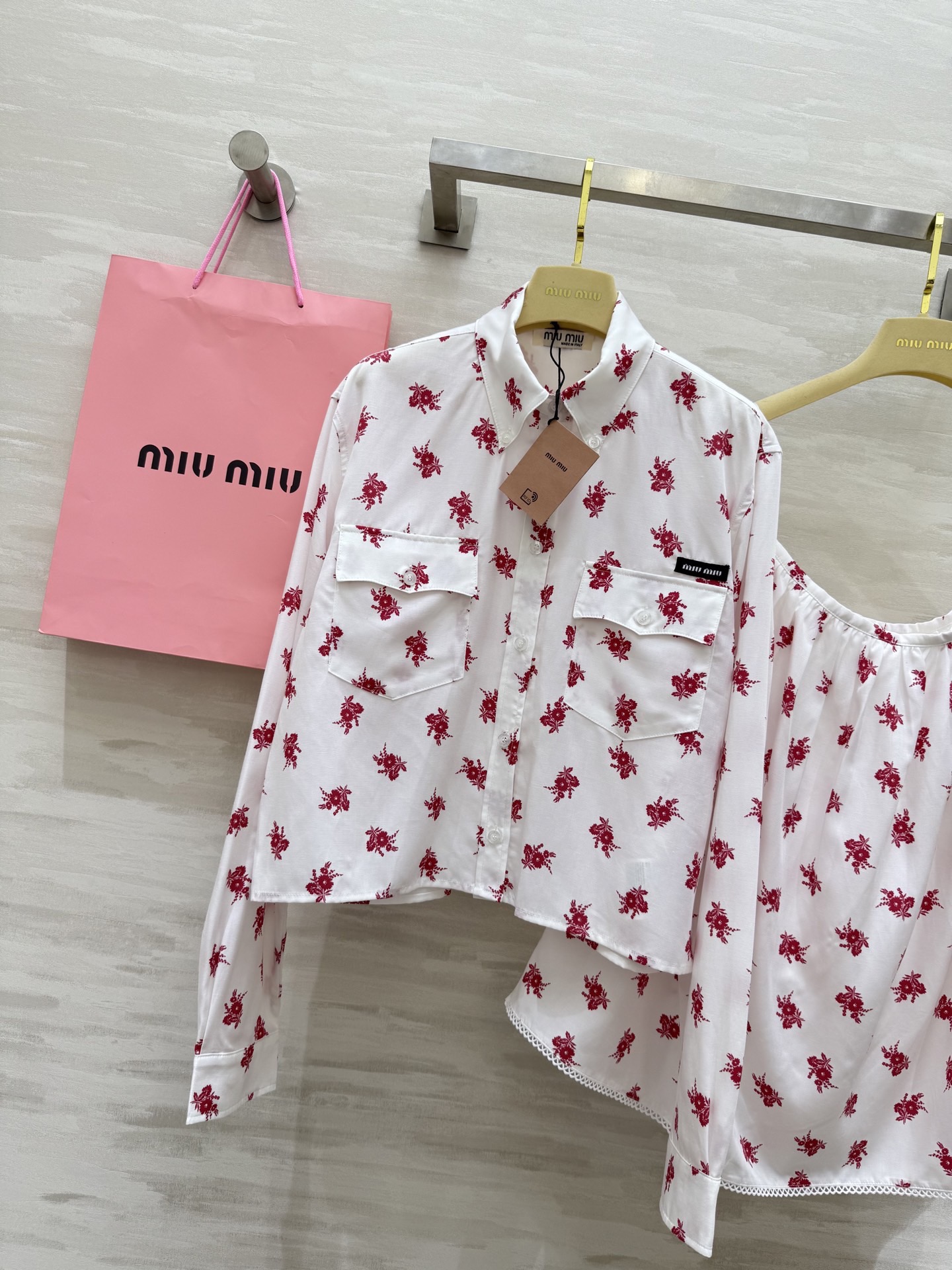 #Miumi♡新款 度假花朵印花系列 不挑人版型上身巨显瘦 高品质定制 现货首发size：S/M/L（s