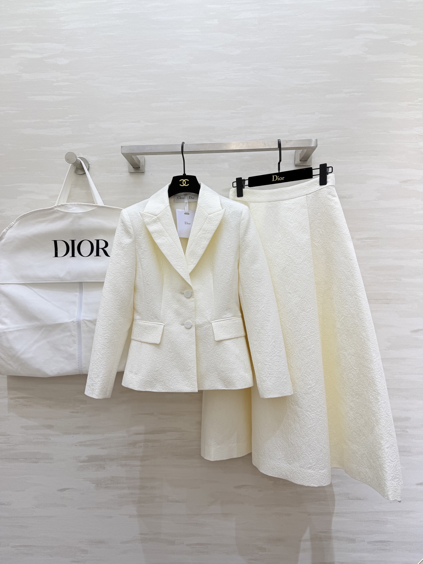 #DIO♡²⁶新款 提花半裙 高级感拉满的奶油白 提花暗纹精致得像艺术品✨ 剪裁利落伞裙优雅到骨子里 通