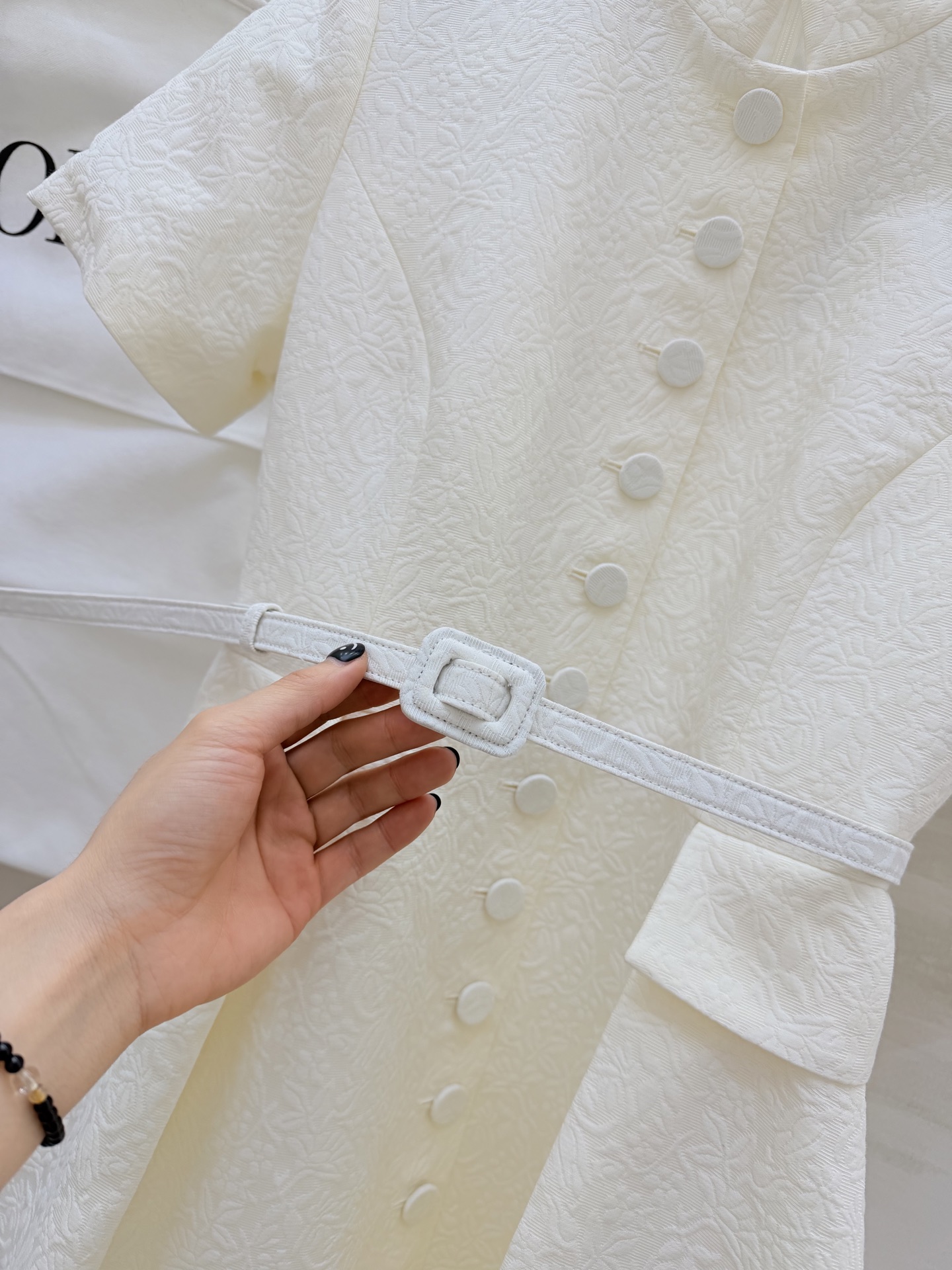 #Dio♡²⁶早春系列 白色提花连衣裙 丝棉混纺面料 浮雕暗纹设计 质感细腻有层次✨ 圆领短袖+排扣装饰