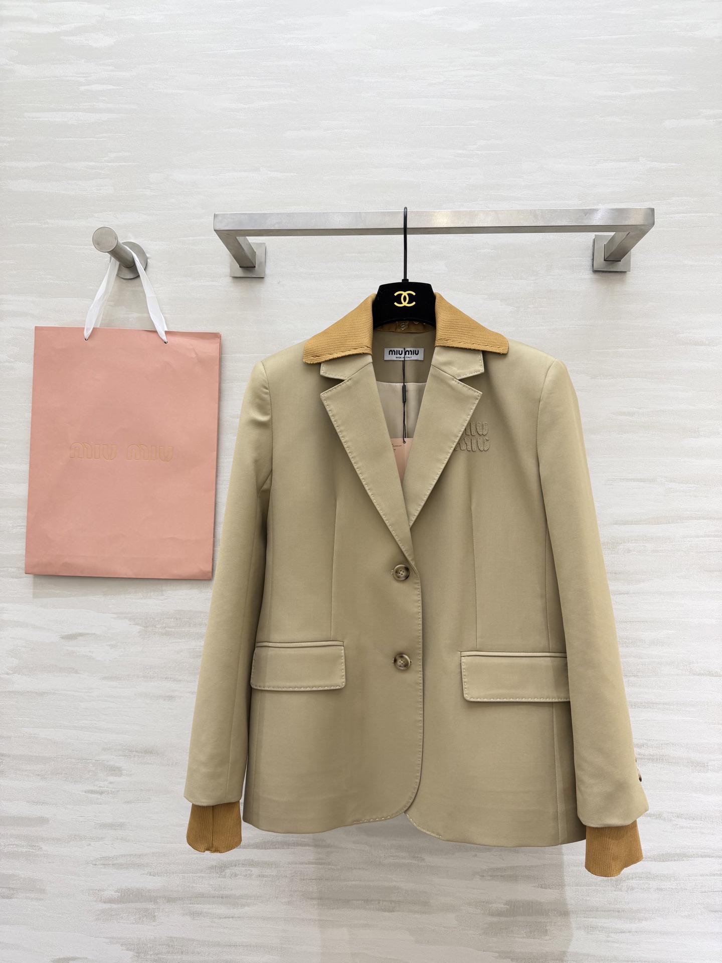 #MiuMi♡²⁶度假holiday系列 翻领字母刺绣西装外套 立体剪裁显瘦又时髦 高品质定制 现货首发