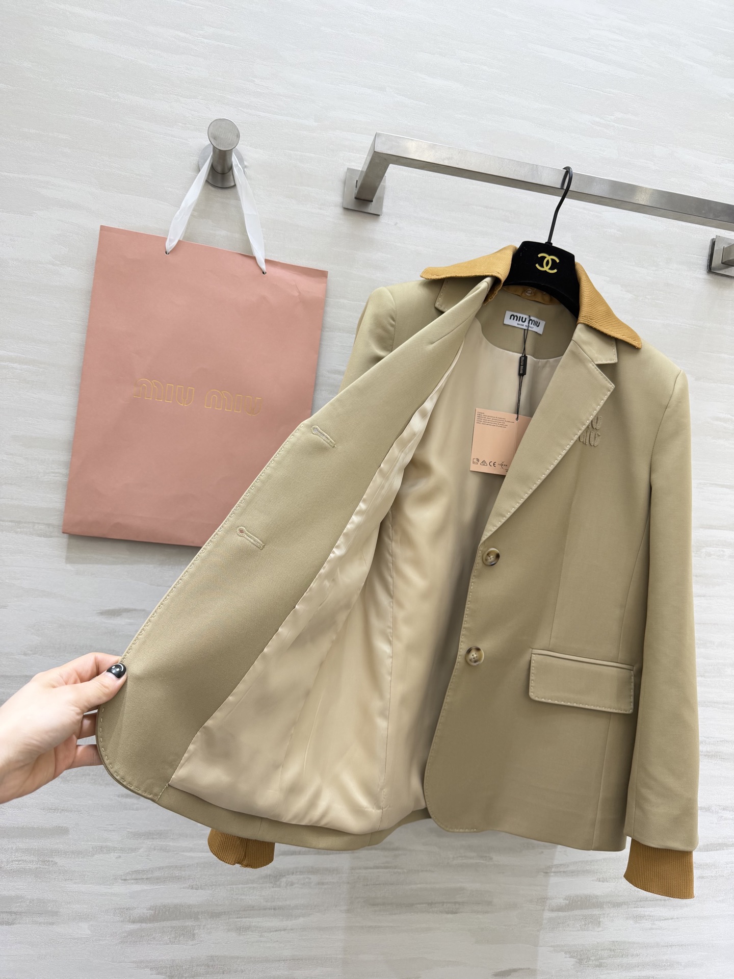 #MiuMi♡²⁶度假holiday系列 翻领字母刺绣西装外套 立体剪裁显瘦又时髦 高品质定制 现货首发