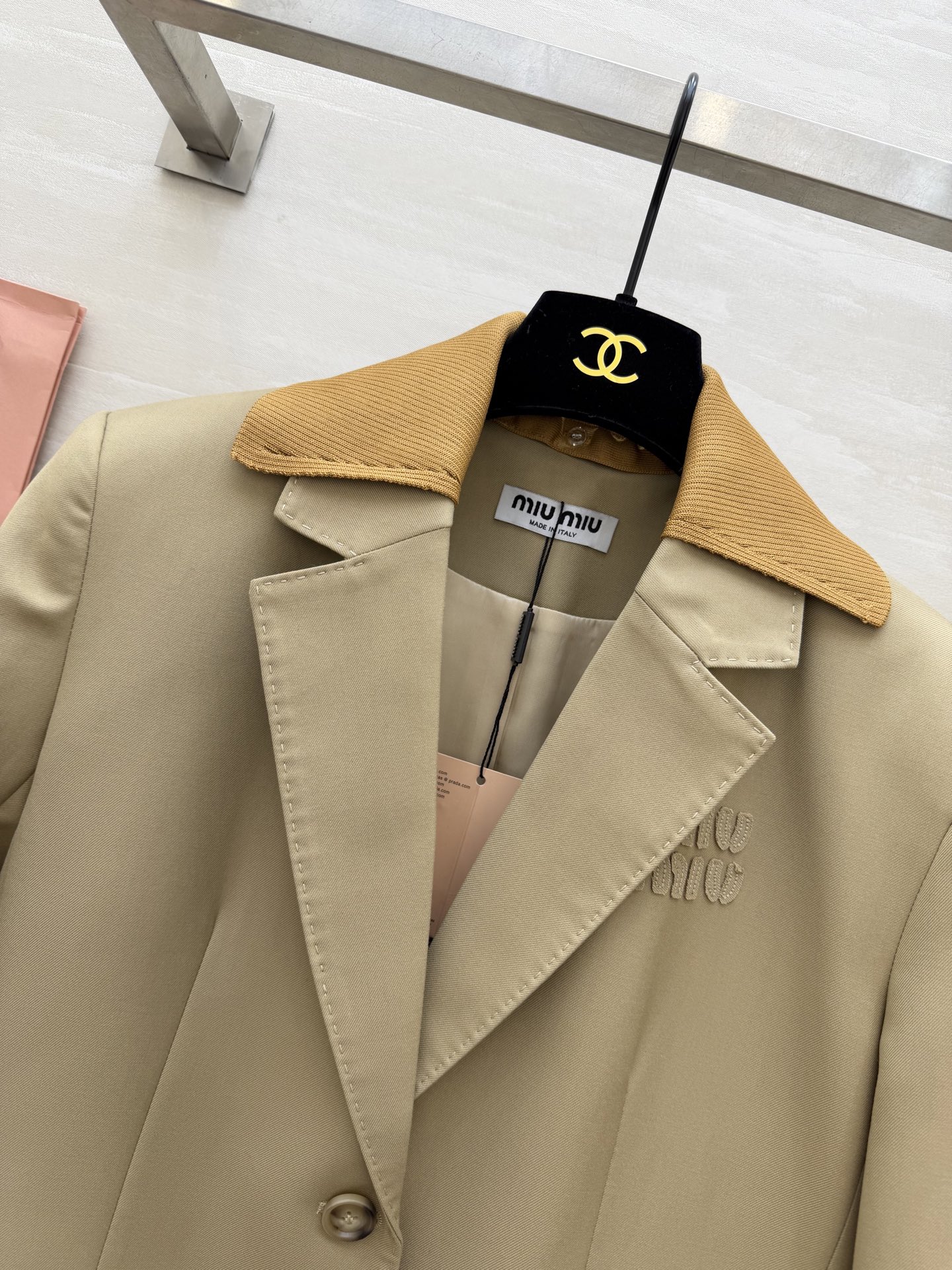 #MiuMi♡²⁶度假holiday系列 翻领字母刺绣西装外套 立体剪裁显瘦又时髦 高品质定制 现货首发