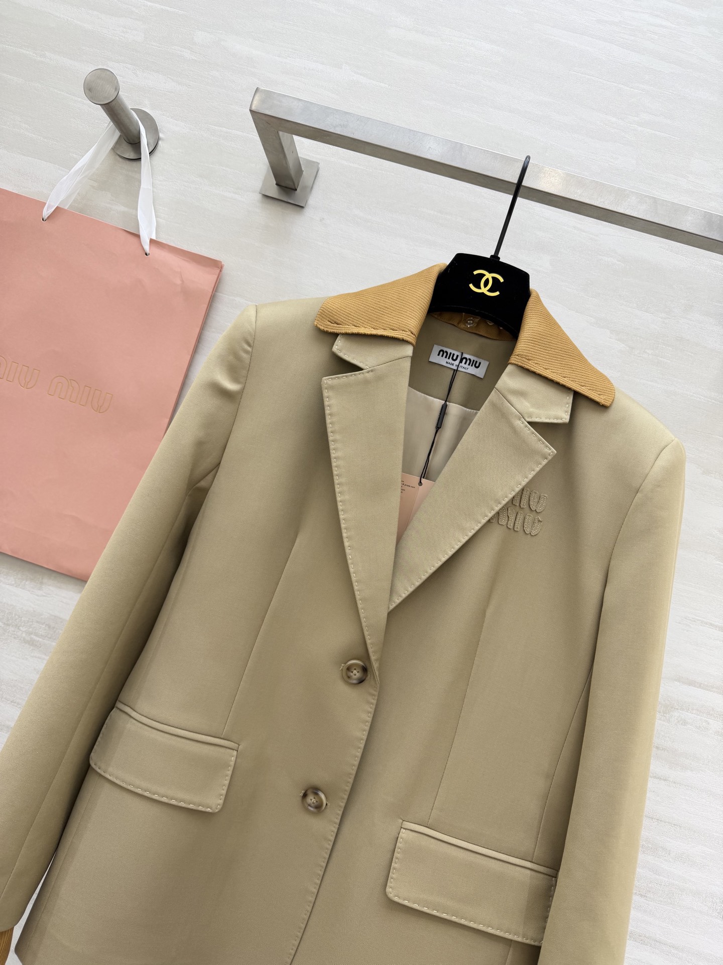 #MiuMi♡²⁶度假holiday系列 翻领字母刺绣西装外套 立体剪裁显瘦又时髦 高品质定制 现货首发