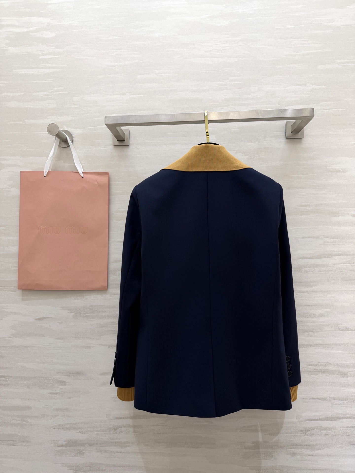 #MiuMi♡²⁶度假holiday系列 翻领字母刺绣西装外套 立体剪裁显瘦又时髦 高品质定制 现货首发