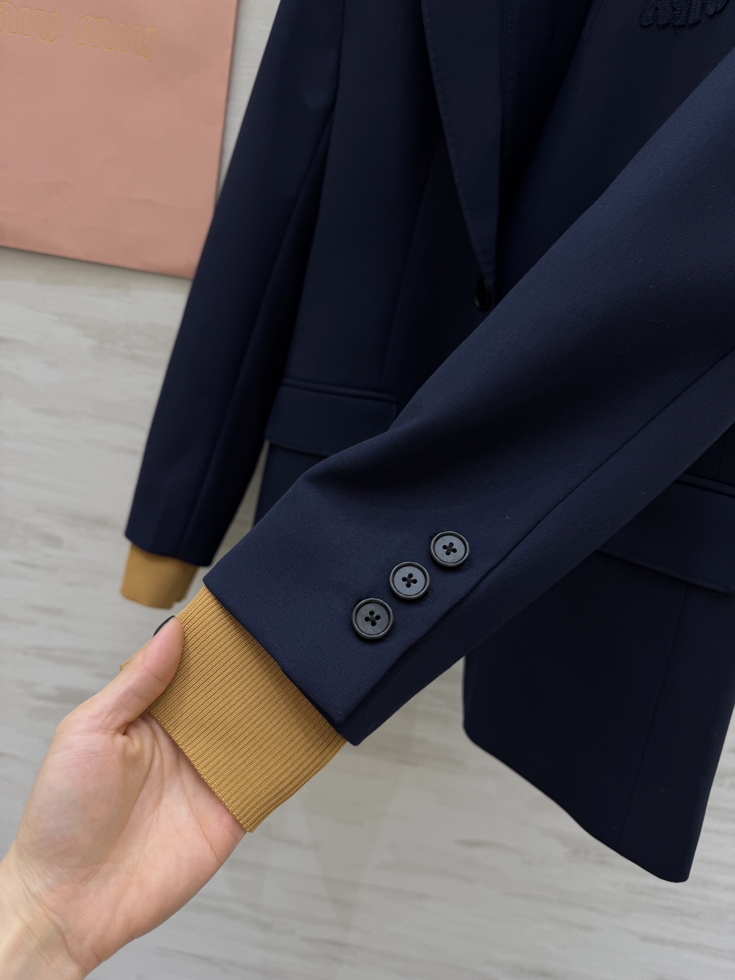 #MiuMi♡²⁶度假holiday系列 翻领字母刺绣西装外套 立体剪裁显瘦又时髦 高品质定制 现货首发