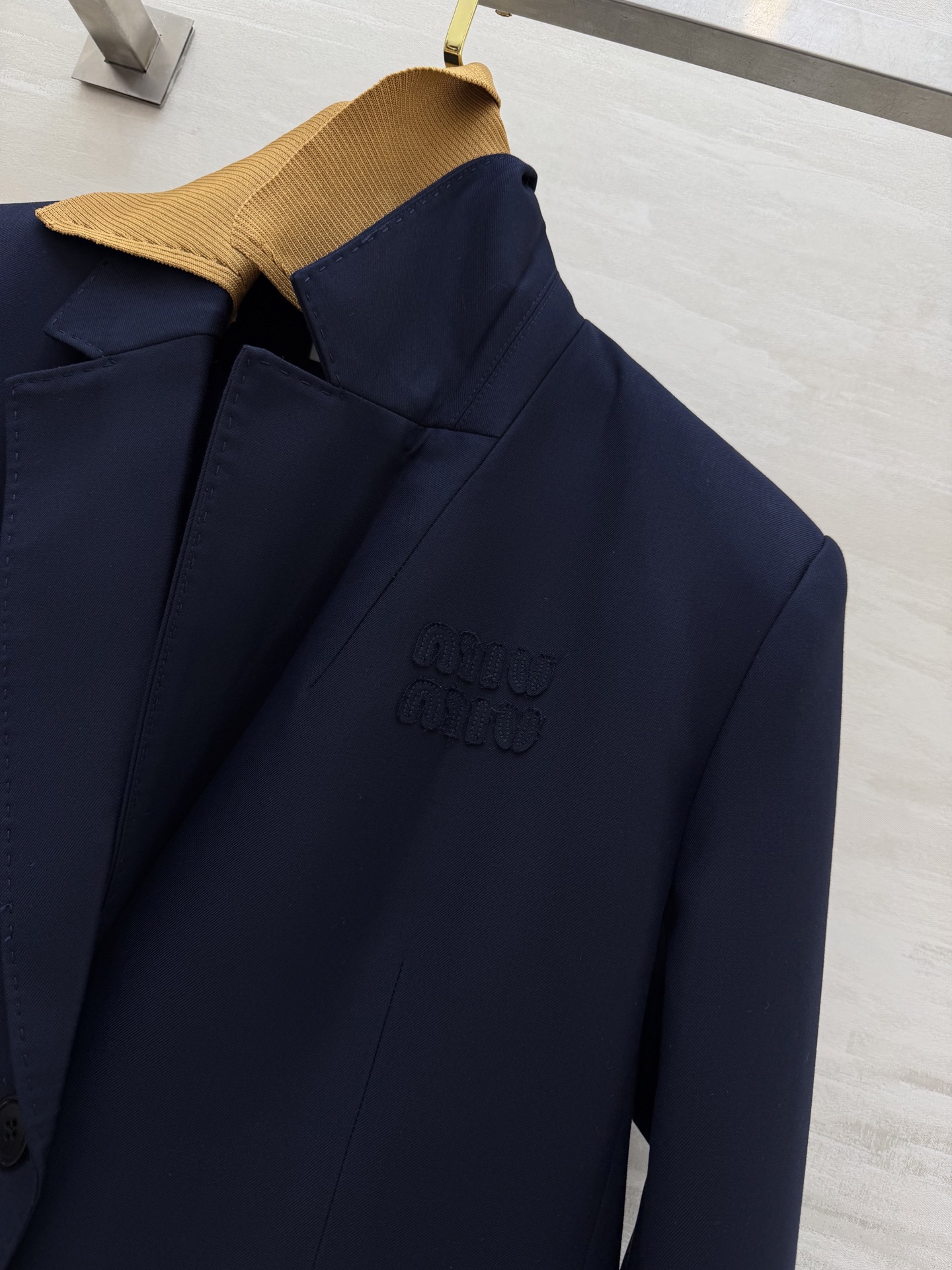 #MiuMi♡²⁶度假holiday系列 翻领字母刺绣西装外套 立体剪裁显瘦又时髦 高品质定制 现货首发