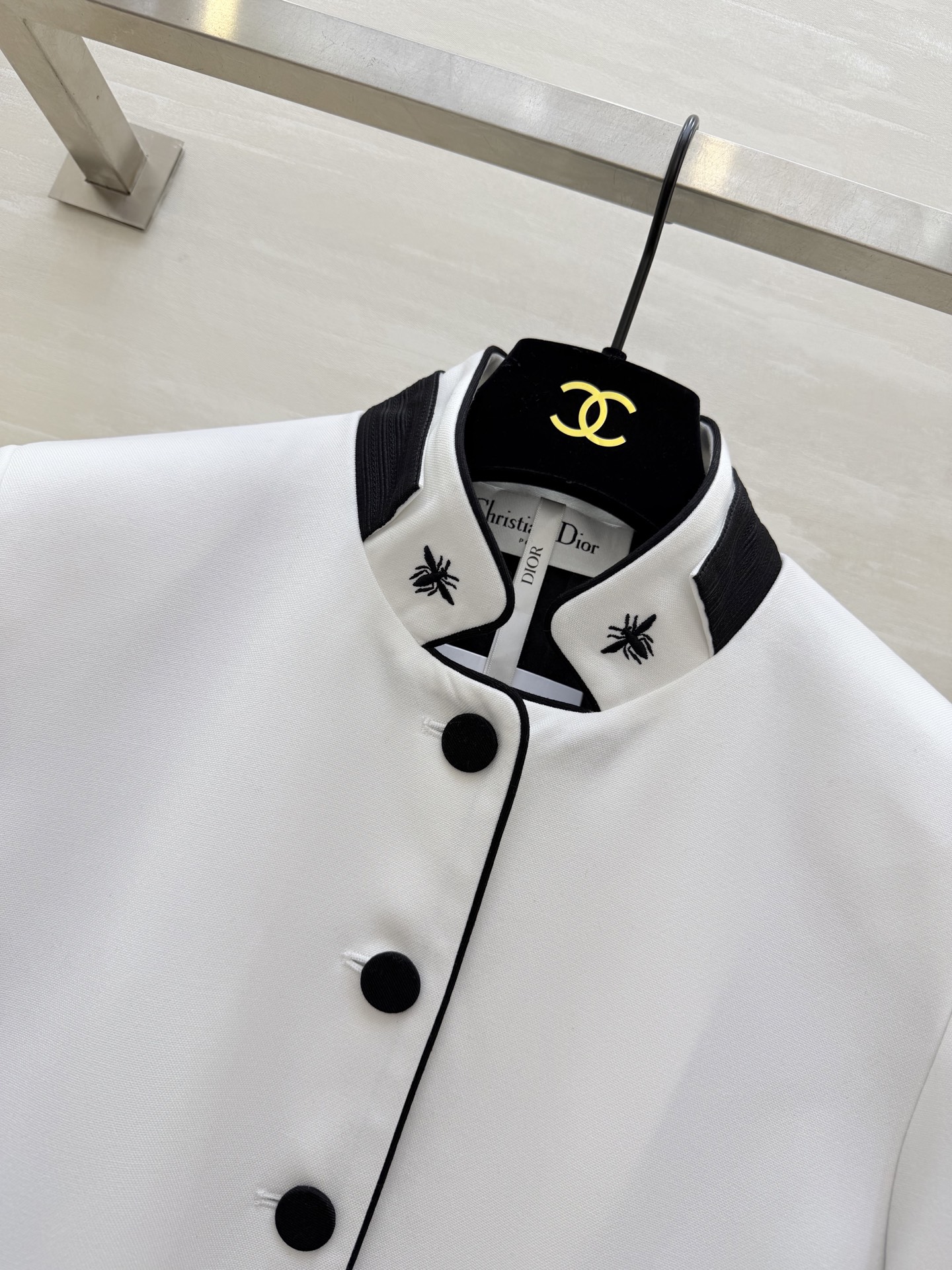 #Dio♡²⁶早春系列 刺绣夹克 白色主调+黑色滚边 立领设计超有辨识度！蜜蜂刺绣点缀细节满分 高品质面