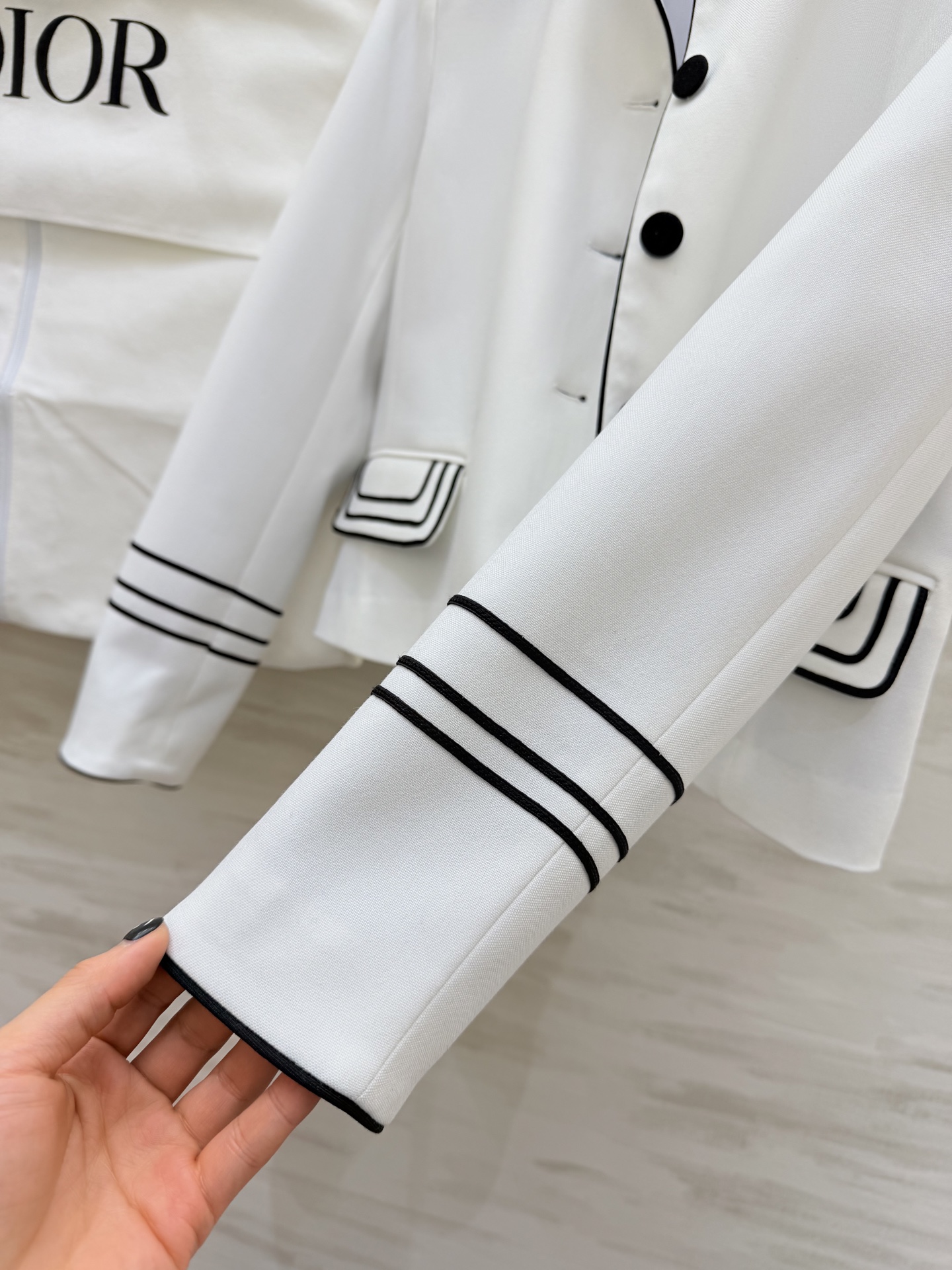 #Dio♡²⁶早春系列 刺绣夹克 白色主调+黑色滚边 立领设计超有辨识度！蜜蜂刺绣点缀细节满分 高品质面