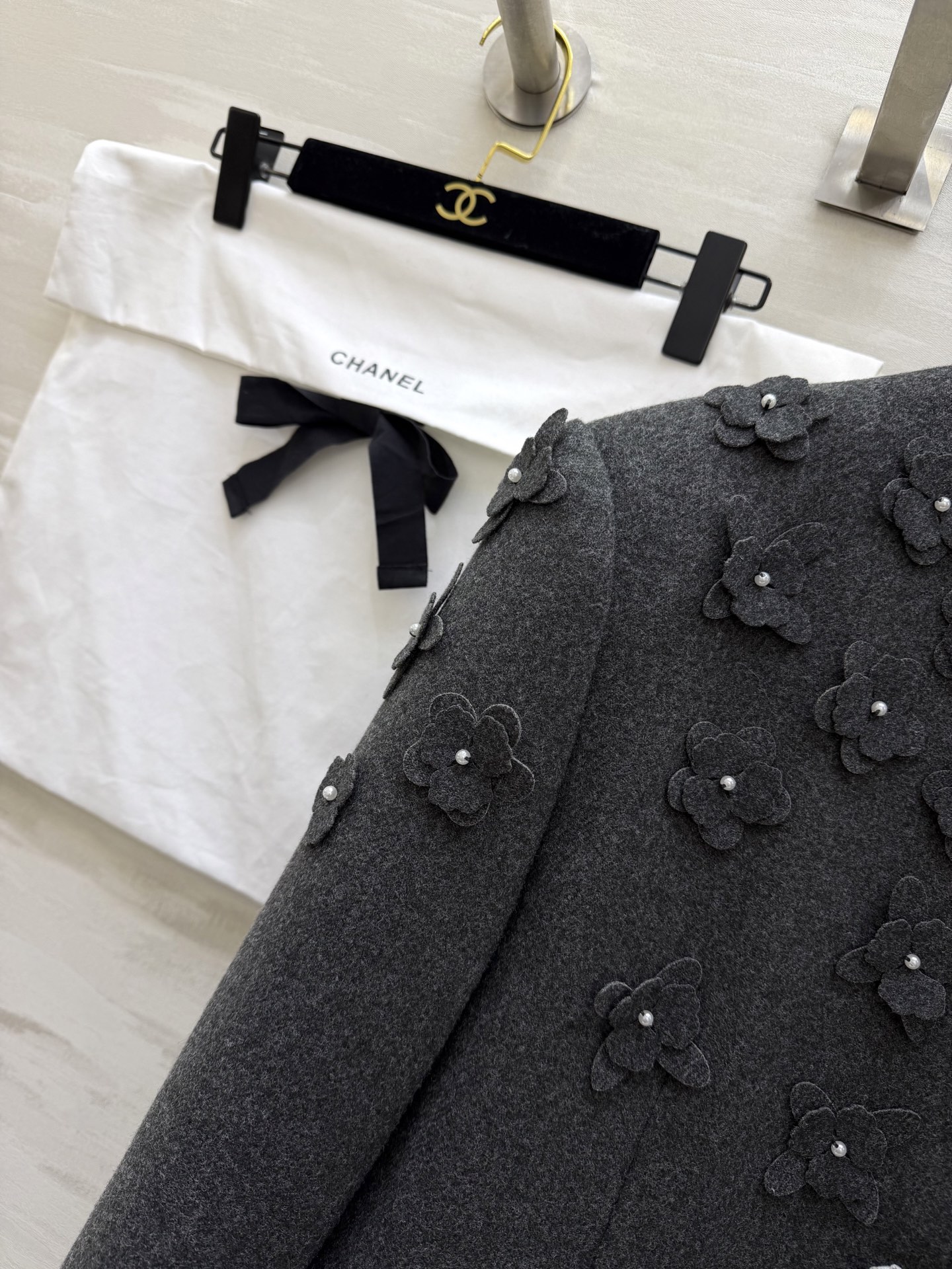 #Chane♡²⁶新款 立体花朵钉珠套装 定制羊毛混纺材质超柔软 外套立体花朵+珍珠纽扣 袖口蕾丝边超精