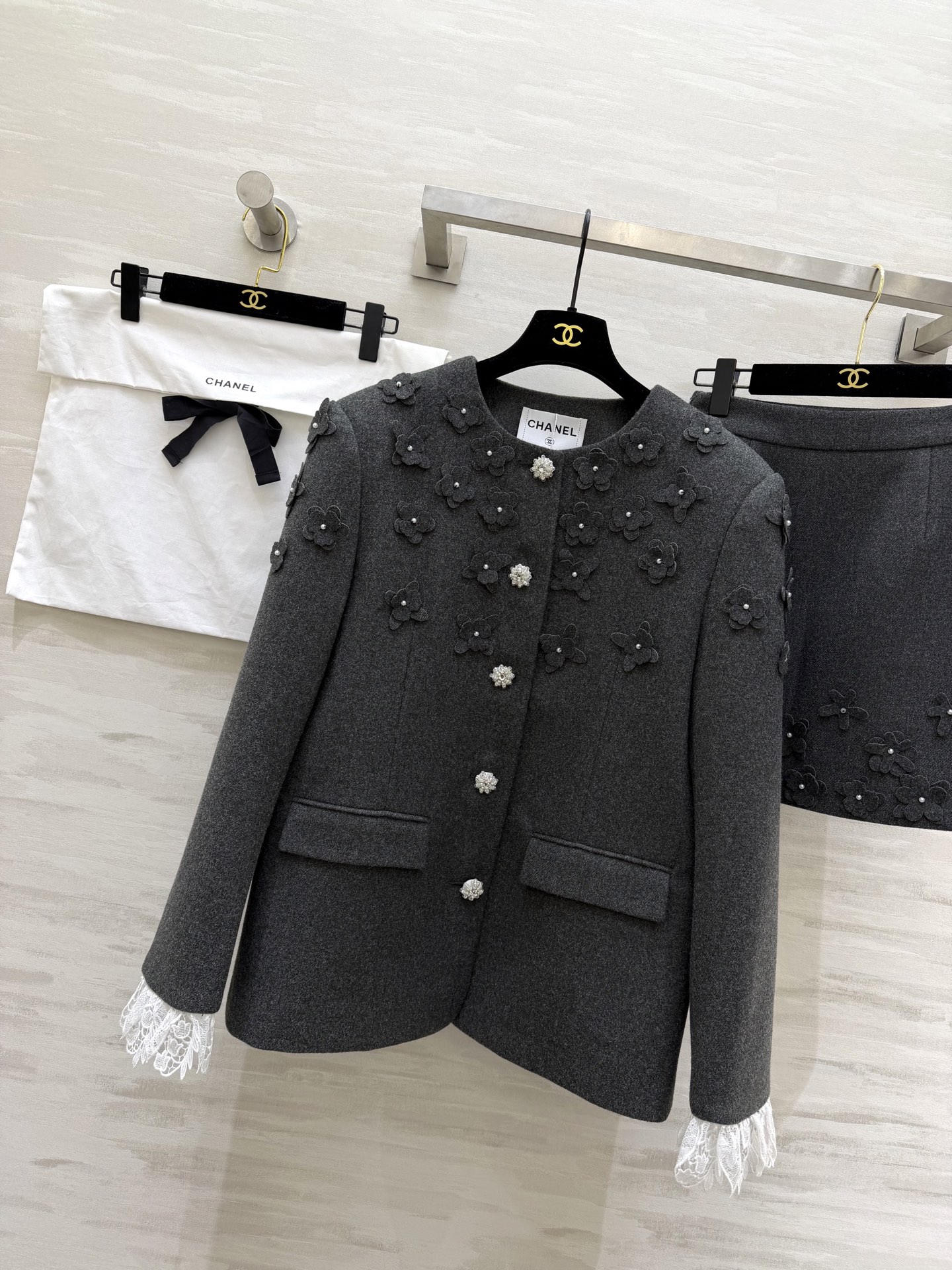 #Chane♡²⁶新款 立体花朵钉珠套装 定制羊毛混纺材质超柔软 外套立体花朵+珍珠纽扣 袖口蕾丝边超精