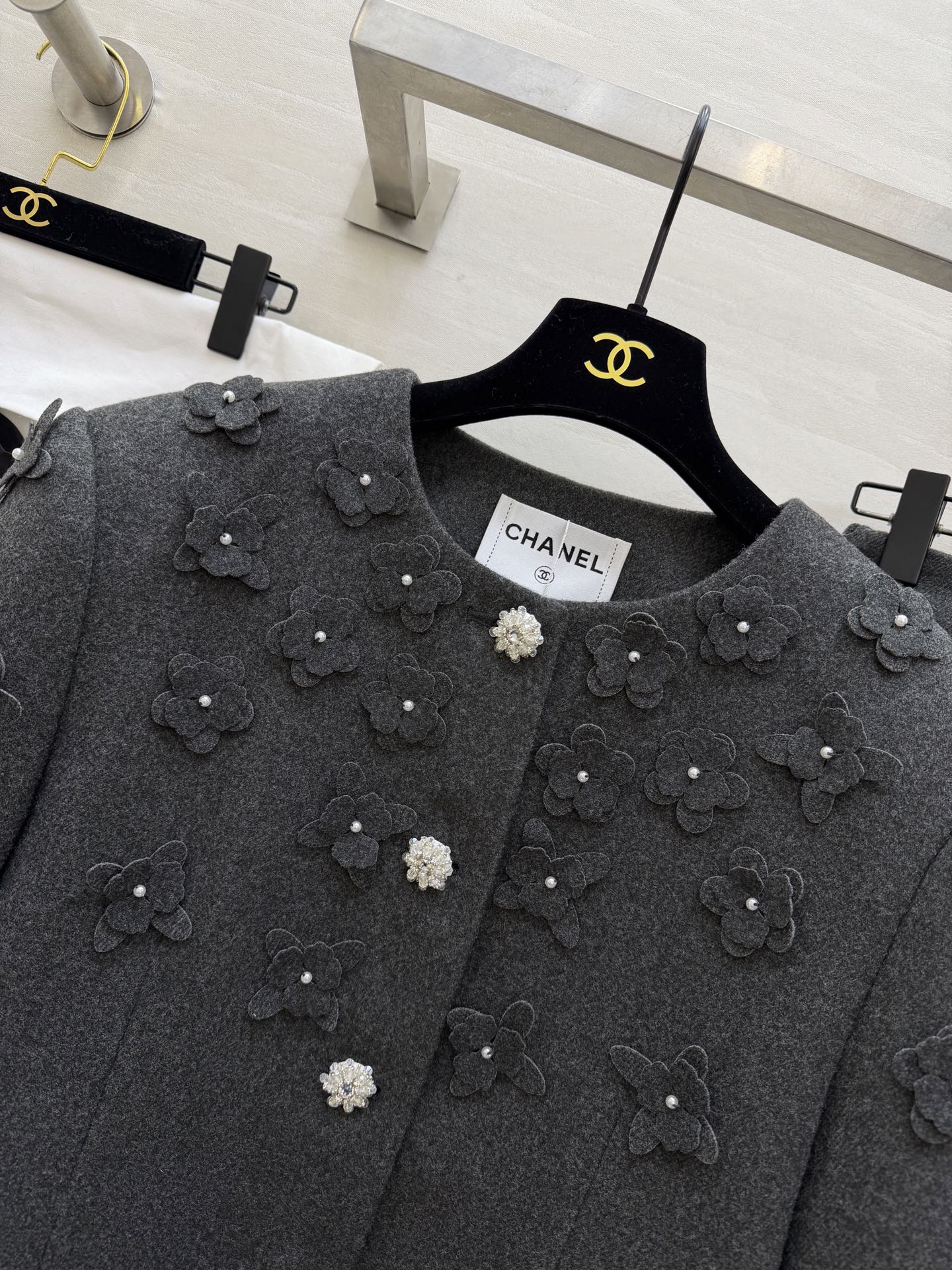 #Chane♡²⁶新款 立体花朵钉珠套装 定制羊毛混纺材质超柔软 外套立体花朵+珍珠纽扣 袖口蕾丝边超精