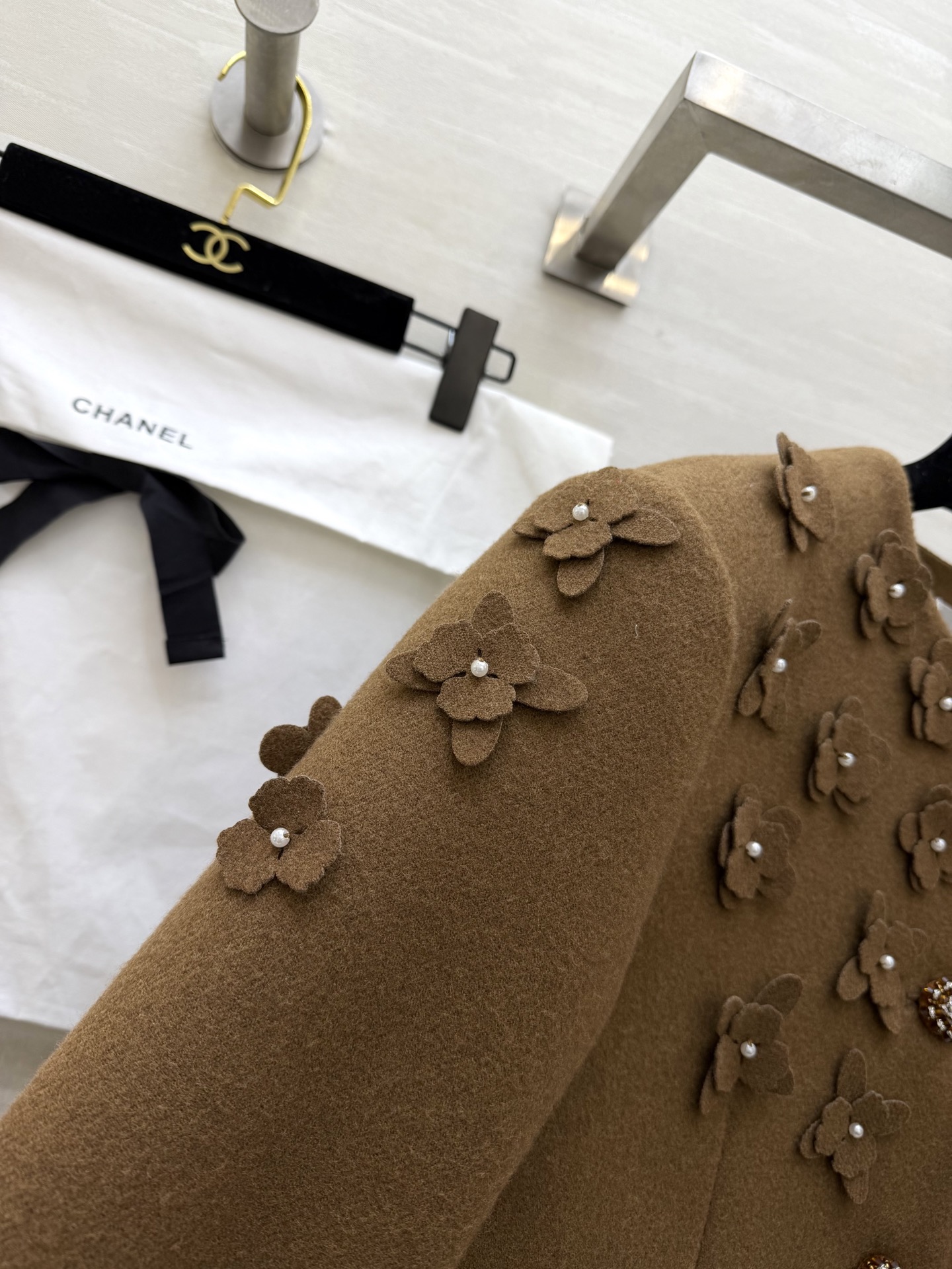 #Chane♡²⁶新款 立体花朵钉珠套装 定制羊毛混纺材质超柔软 外套立体花朵+珍珠纽扣 袖口蕾丝边超精