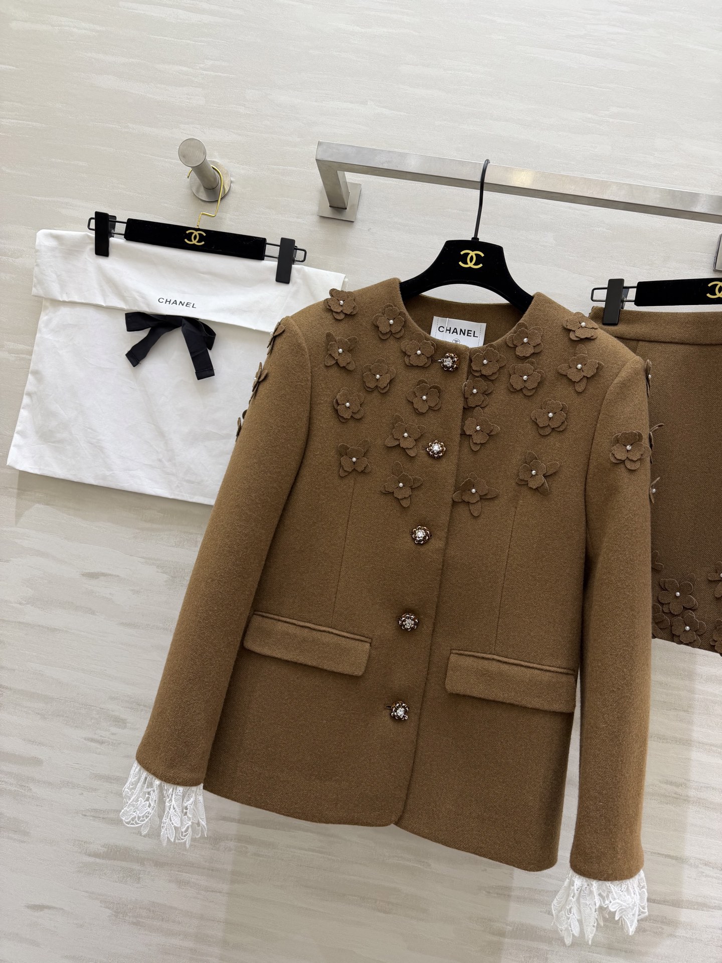 #Chane♡²⁶新款 立体花朵钉珠套装 定制羊毛混纺材质超柔软 外套立体花朵+珍珠纽扣 袖口蕾丝边超精