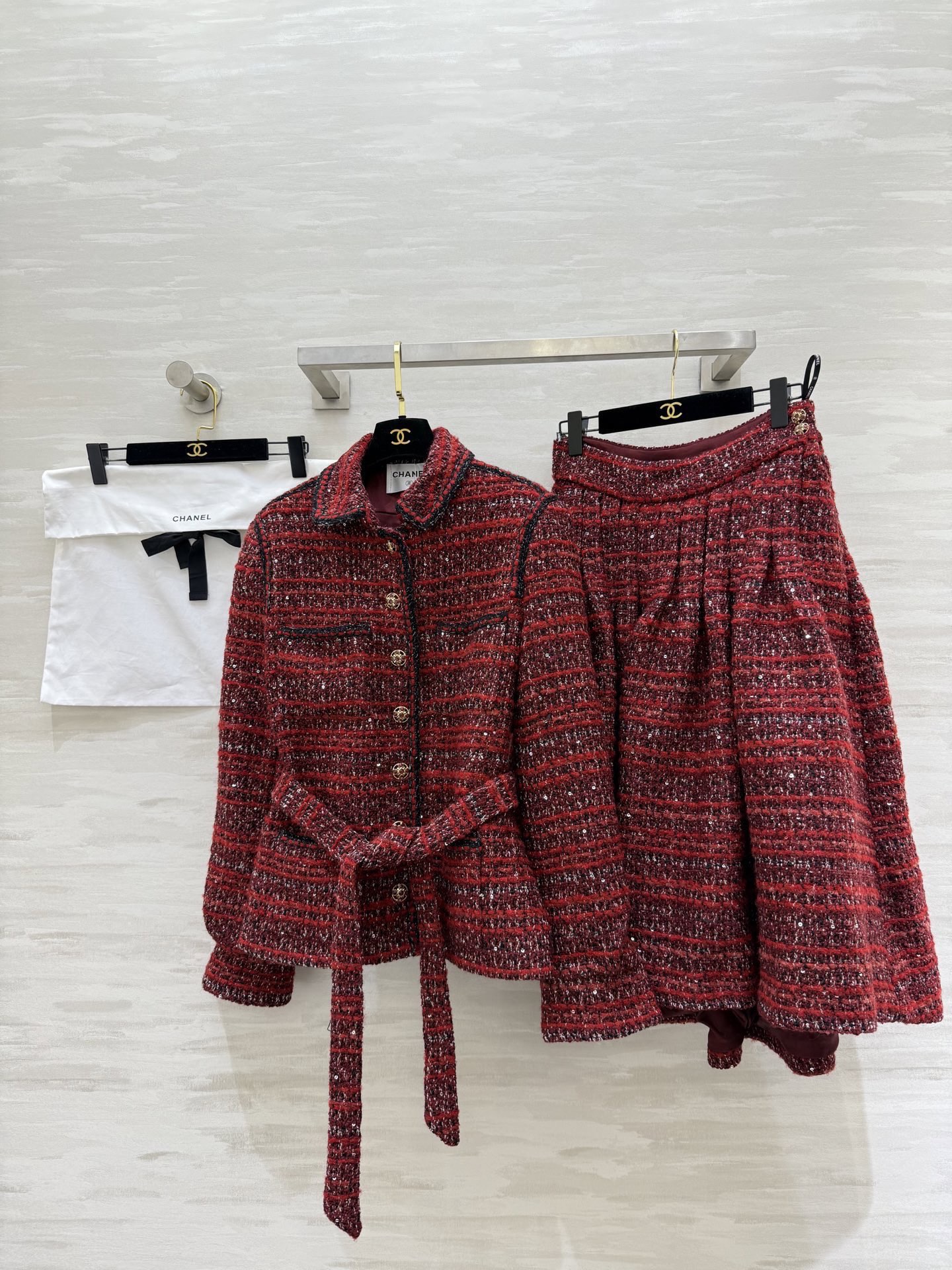 NO:714248,#Chane New Annual Meeting Christmas Must-Have A red tweed suit consisting of a lapel jacket + a high-waisted long skirt. The classic tweed material is full of retro and modern temperament. The jacket comes with a belt and double pockets. It is slim and slim. The pleated design of the long skirt is full of layers. It is super warm and fashionable to wear in autumn and winter. Pair it with high heels or a handbag. It can be easily worn at holiday parties and formal occasions!  High-quality customization, available in stock first size S/M/L (S size coat shoulder width 40, bust 98, length 60, skirt waist 68, skirt length 74) jacket, skirt., Chanel - clothing, chanel, chanel, high heels, skirts, jackets & coats,19860909#Chane新款 年会圣诞必备 红色粗花呢套装 翻领外套＋高腰长裙组成 经典粗花呢材质复古摩登气质满分 外套配腰带和双口袋 修身显瘦 长裙压褶设计层次感十足 秋冬穿超保暖又时髦搭配高跟鞋或手提包 节日聚会、正式场合都能轻松驾驭！高品质定制 现货首发sizeS/M/L（s码外套肩宽40,胸围98,衣长60,半裙腰围68,裙长74）外套,半裙.,香奈儿-服装,chanel,chanel,high heels,skirts,jackets & coats,,Women's clothing