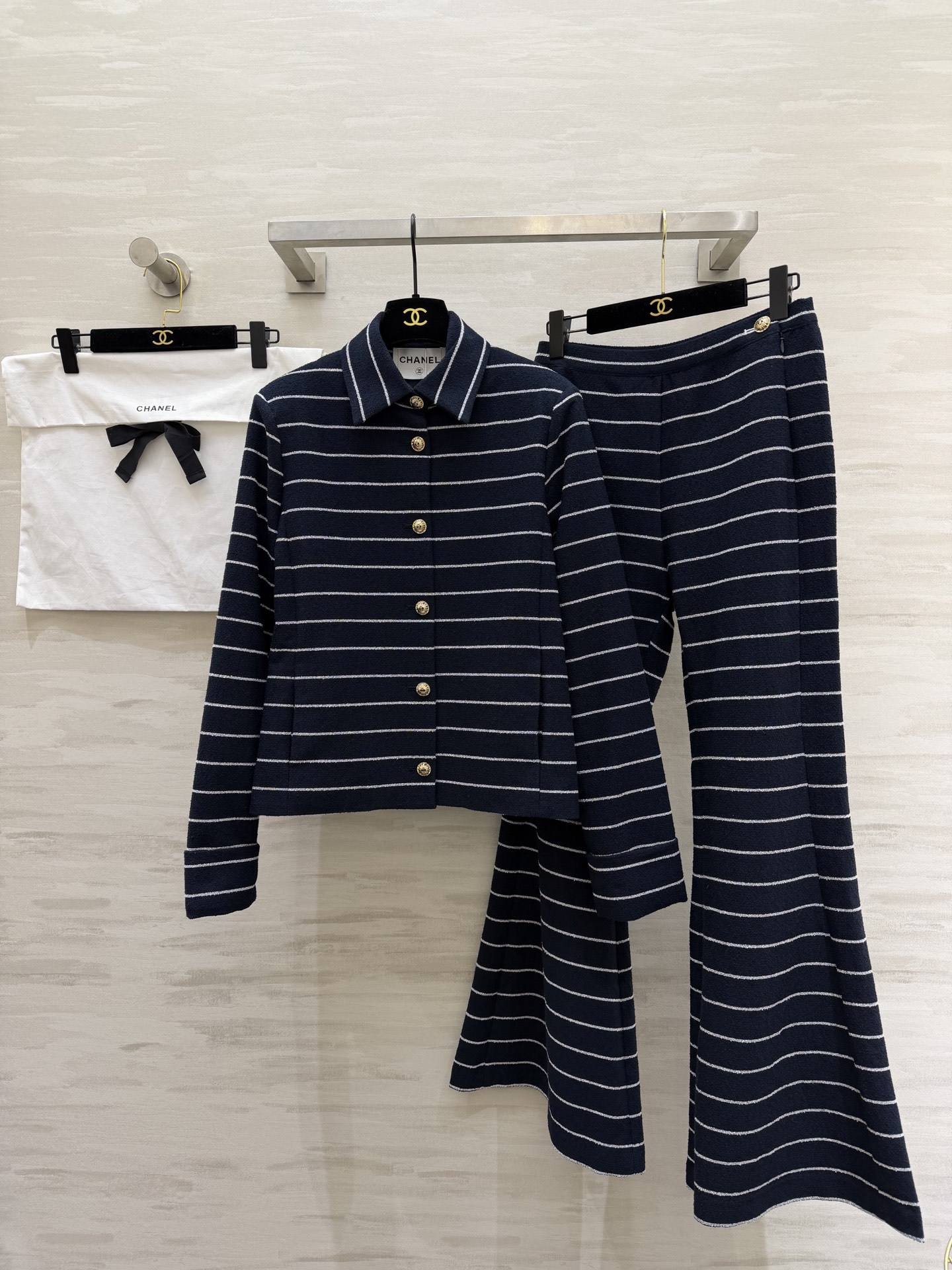 #Chane♡²⁶早春度假系列 条纹喇叭裤 黑白横条纹设计 高腰+喇叭裤型修饰腿型 显瘦效果满分！金色纽