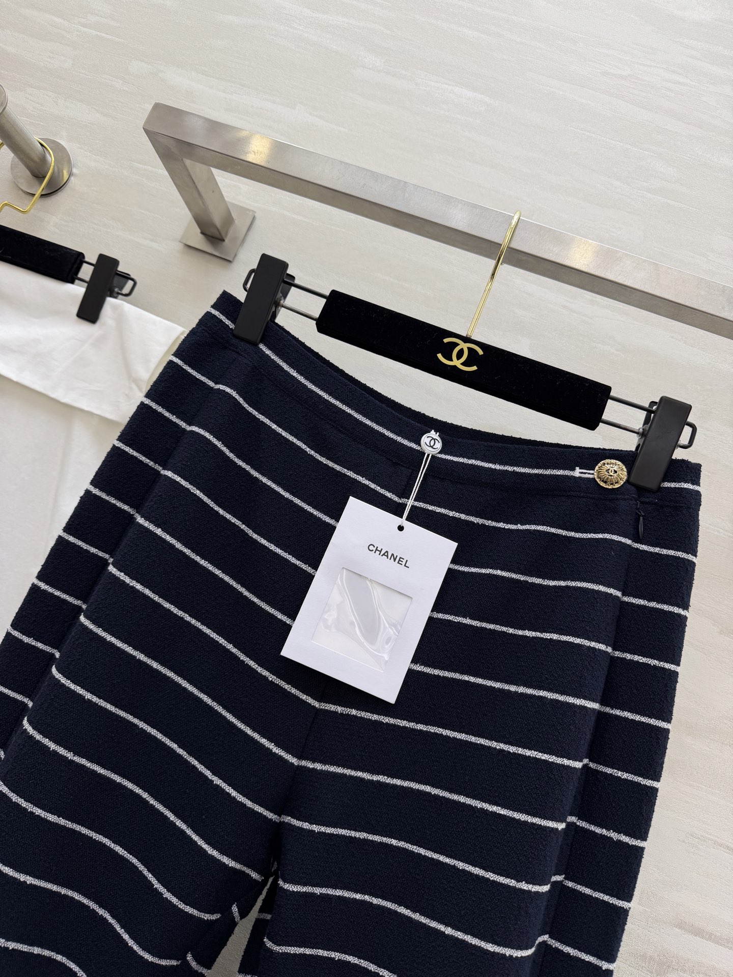 #Chane♡²⁶早春度假系列 条纹喇叭裤 黑白横条纹设计 高腰+喇叭裤型修饰腿型 显瘦效果满分！金色纽
