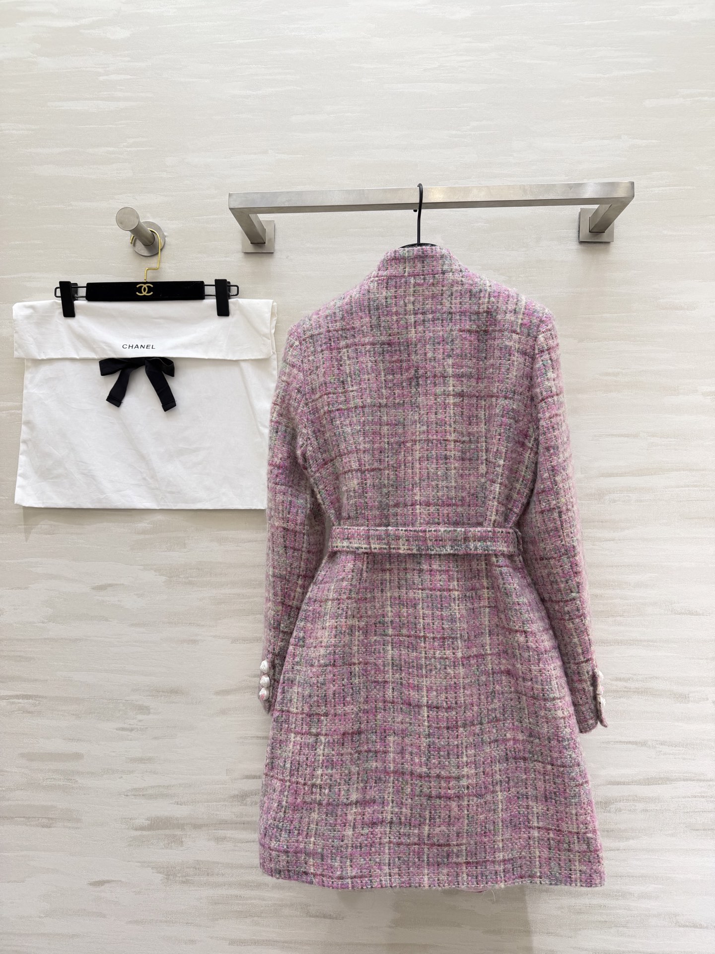 #Chane♡²⁶新款 粉紫粗花呢连衣裙 定制晕染珍珠纽扣 同材质腰带优雅精致 粗花呢混纺纱线 肌理感和