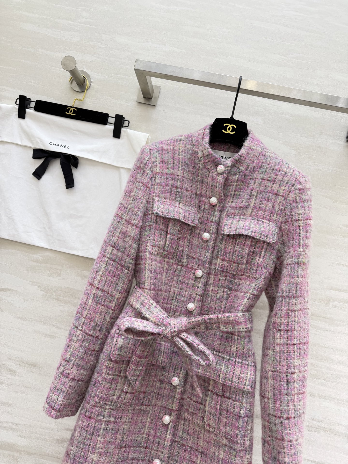 #Chane♡²⁶新款 粉紫粗花呢连衣裙 定制晕染珍珠纽扣 同材质腰带优雅精致 粗花呢混纺纱线 肌理感和