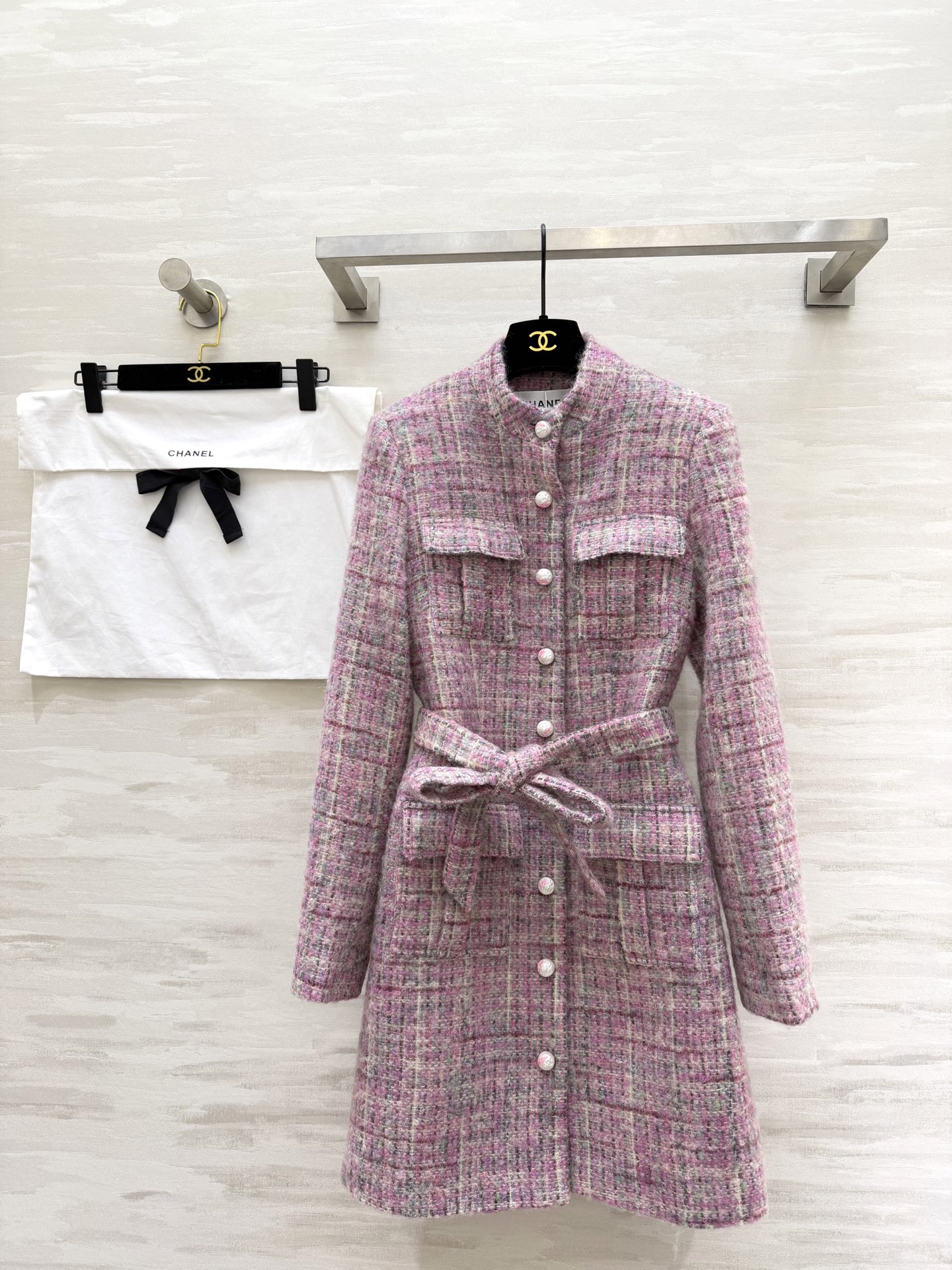 #Chane♡²⁶新款 粉紫粗花呢连衣裙 定制晕染珍珠纽扣 同材质腰带优雅精致 粗花呢混纺纱线 肌理感和