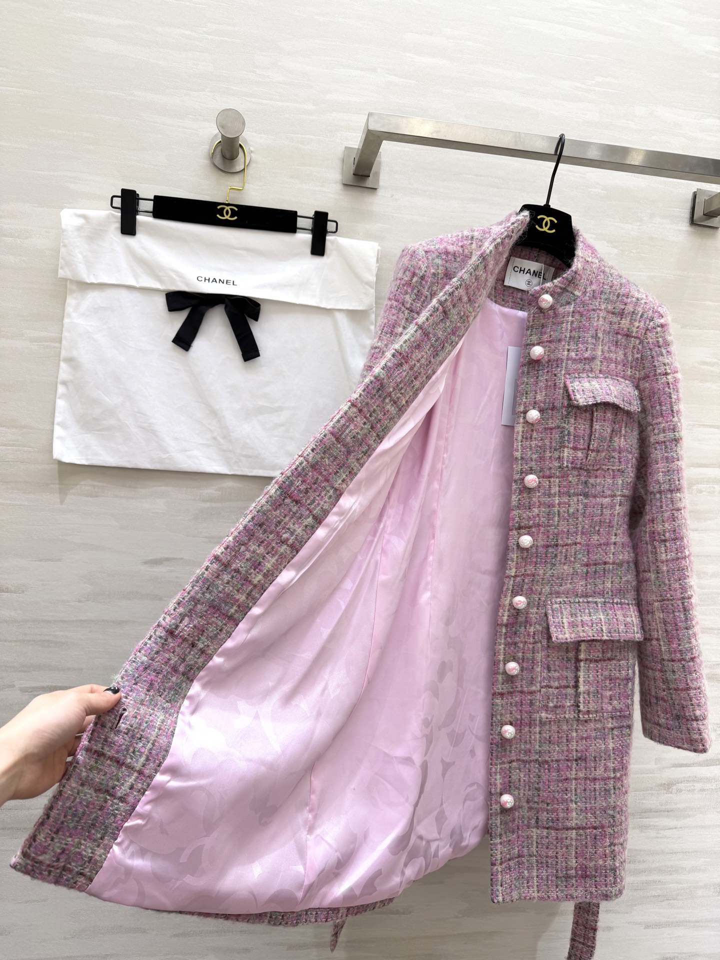 #Chane♡²⁶新款 粉紫粗花呢连衣裙 定制晕染珍珠纽扣 同材质腰带优雅精致 粗花呢混纺纱线 肌理感和