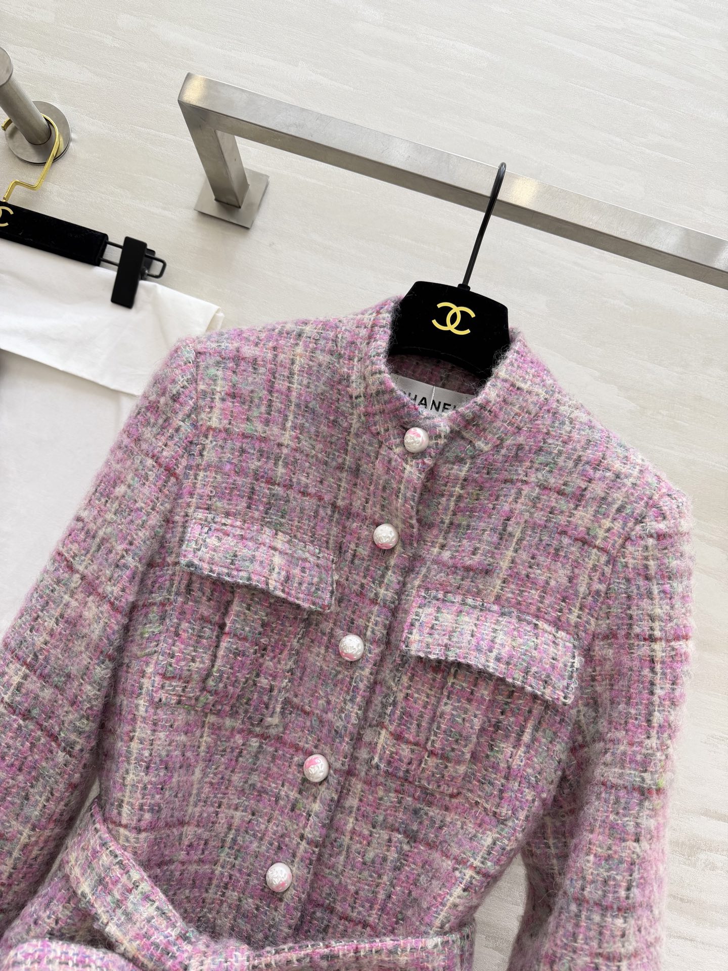 #Chane♡²⁶新款 粉紫粗花呢连衣裙 定制晕染珍珠纽扣 同材质腰带优雅精致 粗花呢混纺纱线 肌理感和