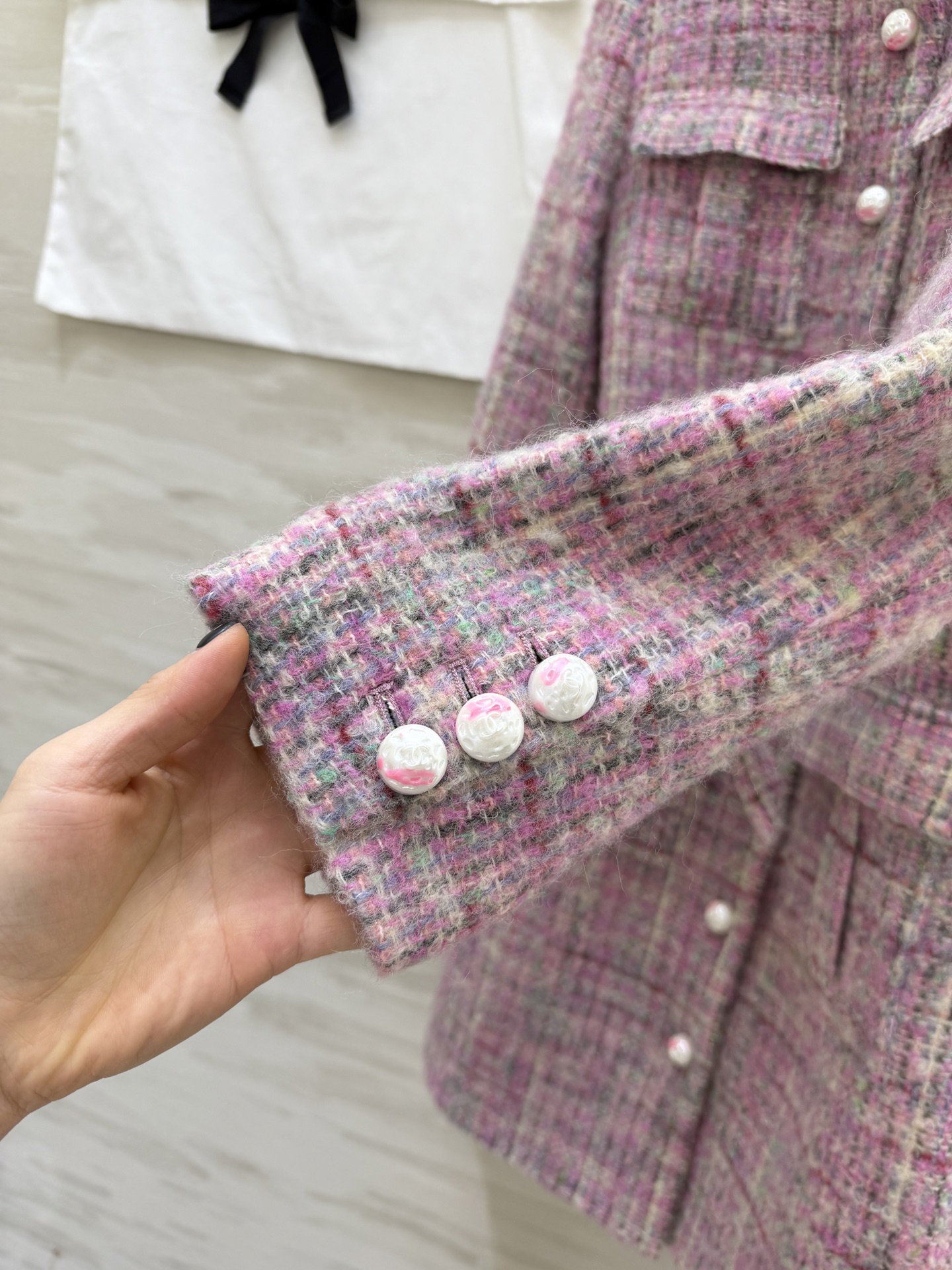 #Chane♡²⁶新款 粉紫粗花呢连衣裙 定制晕染珍珠纽扣 同材质腰带优雅精致 粗花呢混纺纱线 肌理感和