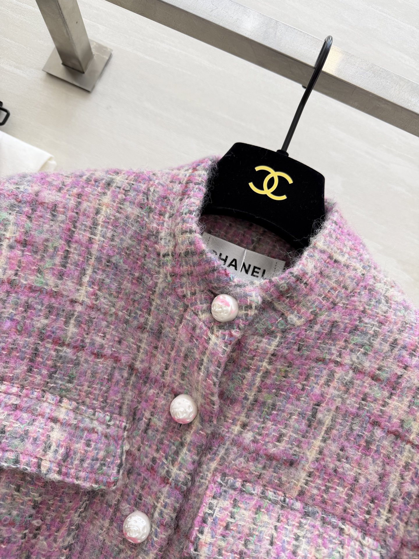 #Chane♡²⁶新款 粉紫粗花呢连衣裙 定制晕染珍珠纽扣 同材质腰带优雅精致 粗花呢混纺纱线 肌理感和