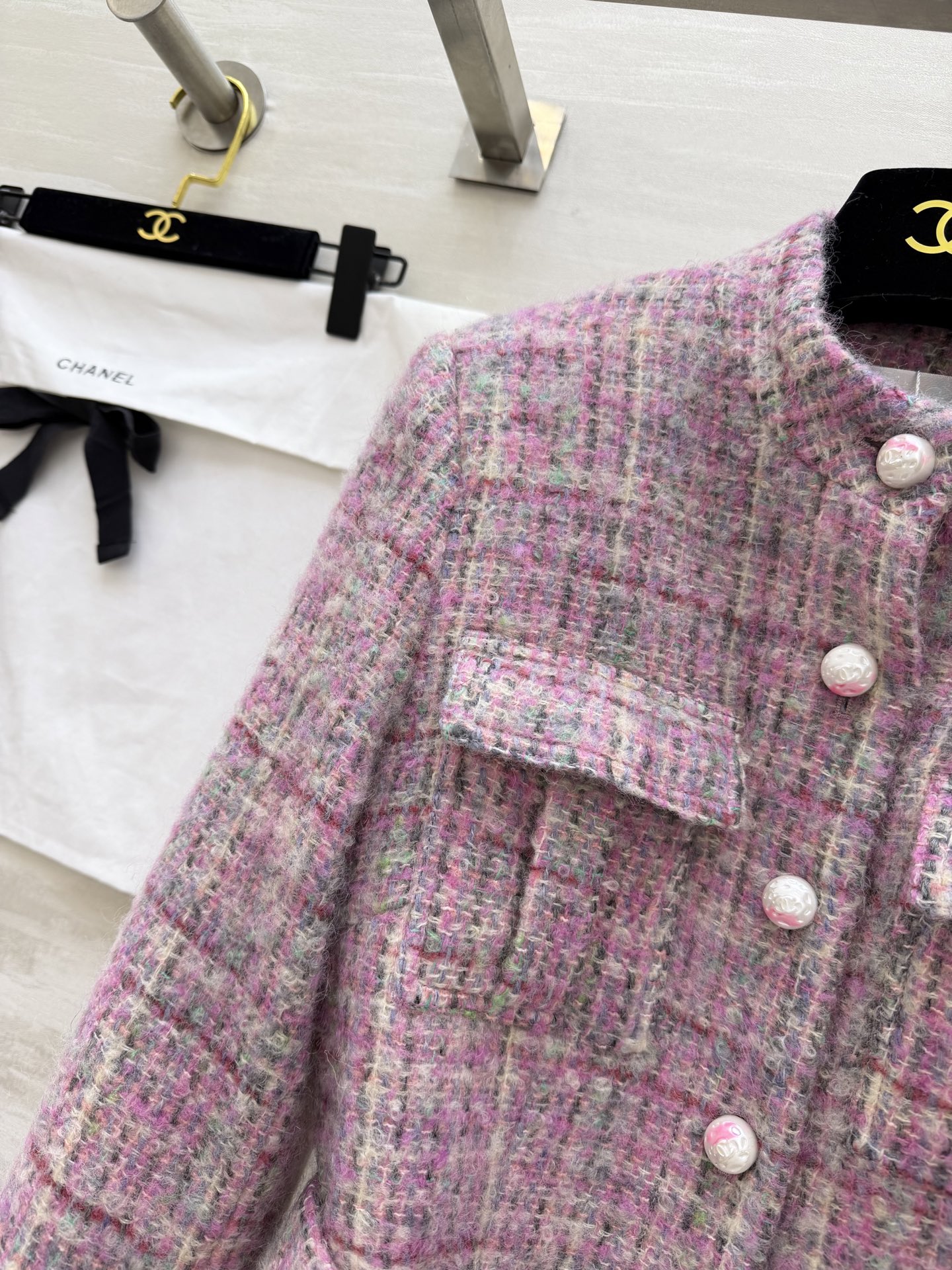 #Chane♡²⁶新款 粉紫粗花呢连衣裙 定制晕染珍珠纽扣 同材质腰带优雅精致 粗花呢混纺纱线 肌理感和