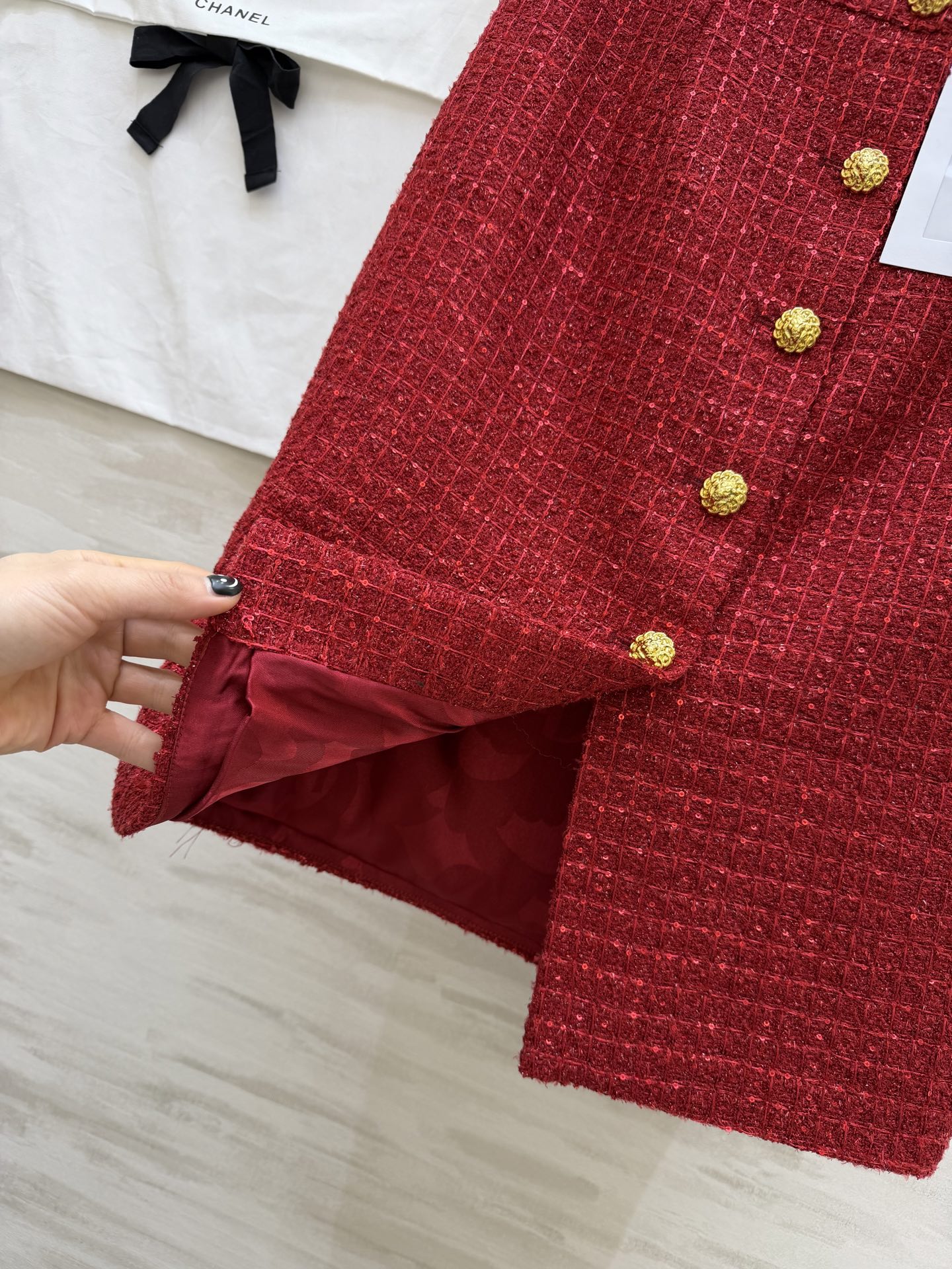#Chane♡²⁶新款 红色编织粗花呢半裙 金色纽扣优雅又精致 纹理感粗花呢材质 高品质定制 现货首发s