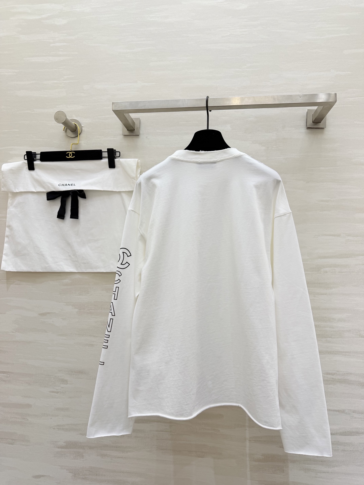 #Chane♡²⁶新款 白色长袖上衣 100%纯棉材质 柔软舒适 日常穿着超友好！胸前和袖口CHANE♡