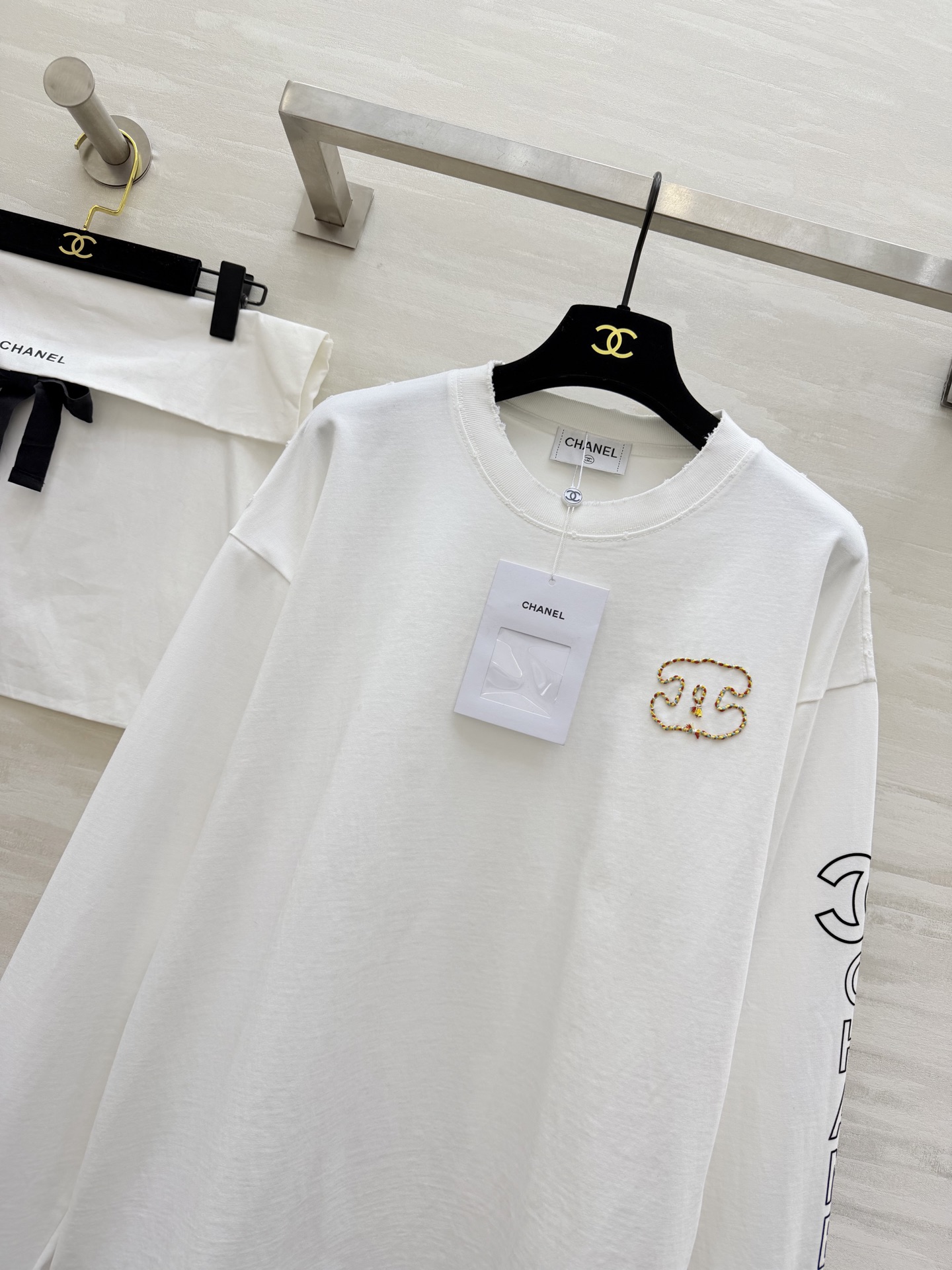 #Chane♡²⁶新款 白色长袖上衣 100%纯棉材质 柔软舒适 日常穿着超友好！胸前和袖口CHANE♡