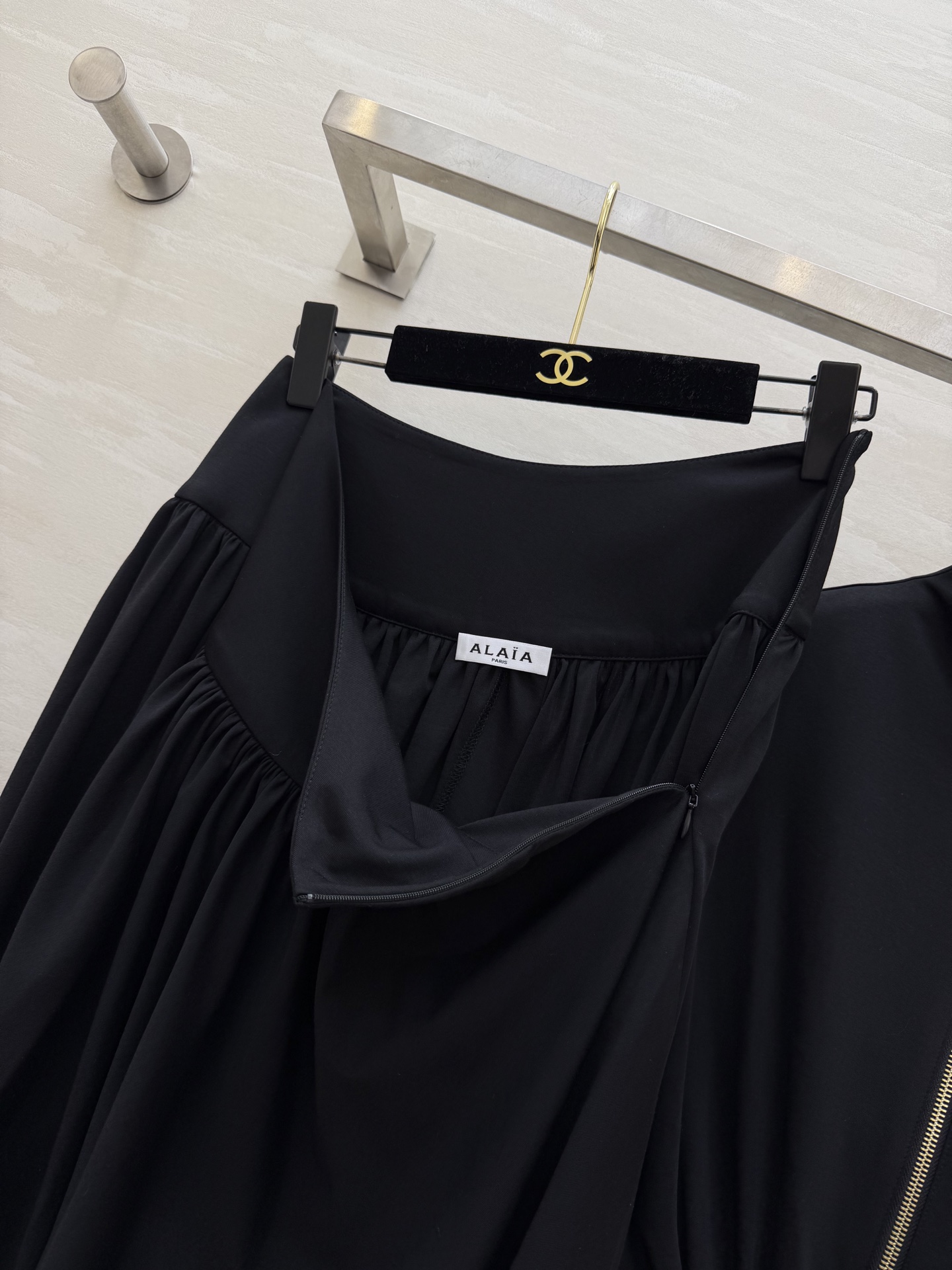 #ALA♡²⁶新款 不规则套装 醋酸混纺面料亲肤舒适 穿上超显高级感✨ 高领+拉链设计 腰部弹力拼接 修