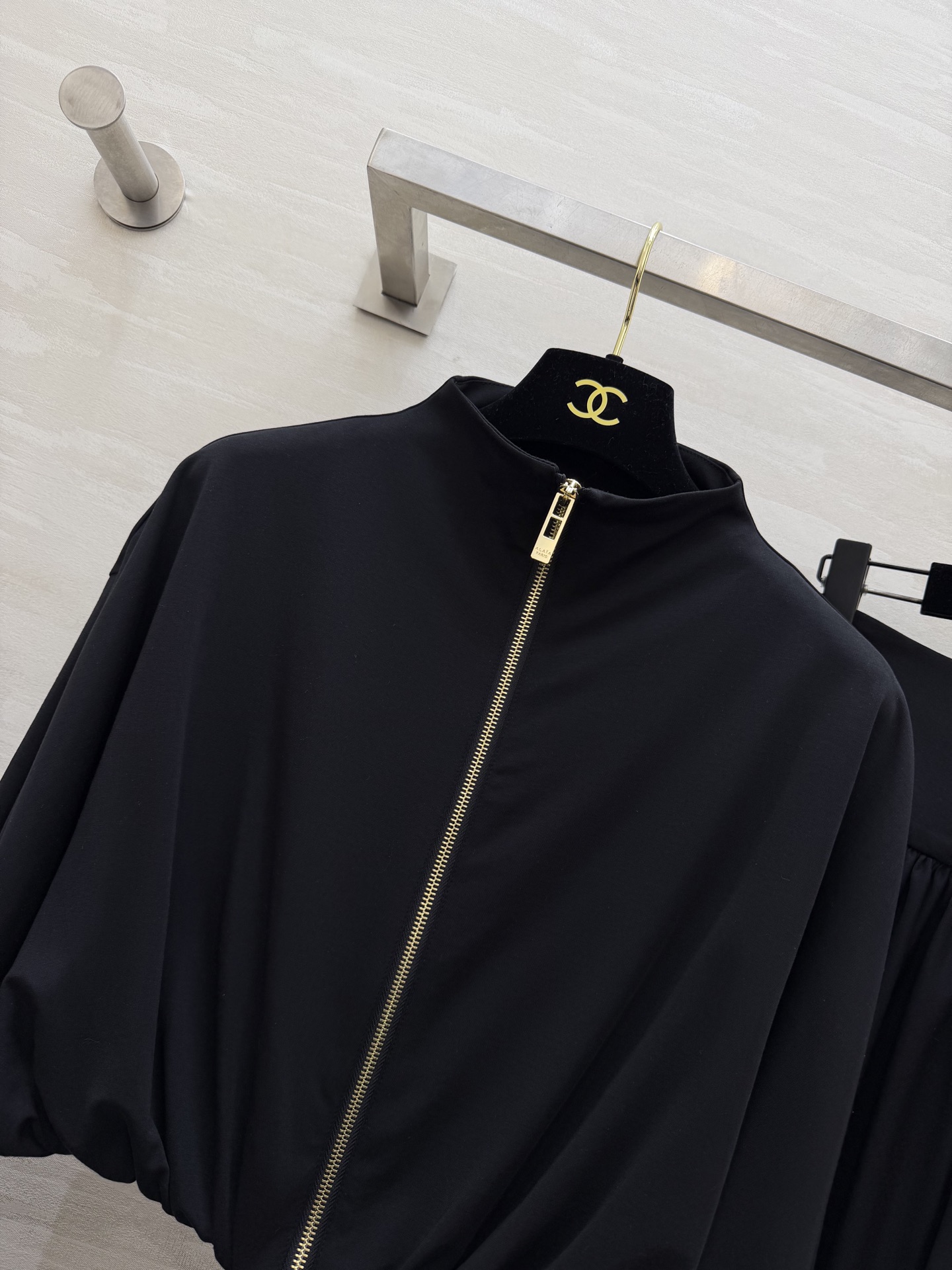 #ALA♡²⁶新款 不规则套装 醋酸混纺面料亲肤舒适 穿上超显高级感✨ 高领+拉链设计 腰部弹力拼接 修