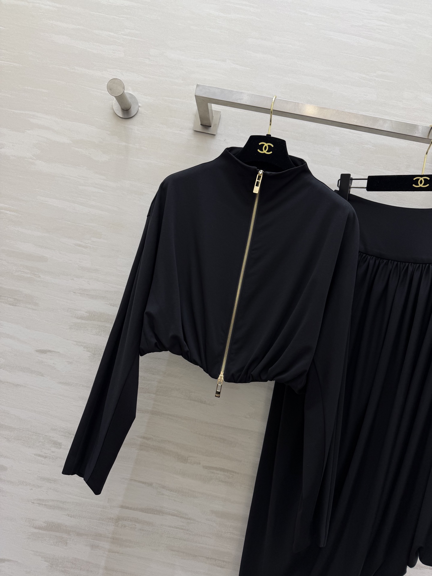 #ALA♡²⁶新款 不规则套装 醋酸混纺面料亲肤舒适 穿上超显高级感✨ 高领+拉链设计 腰部弹力拼接 修