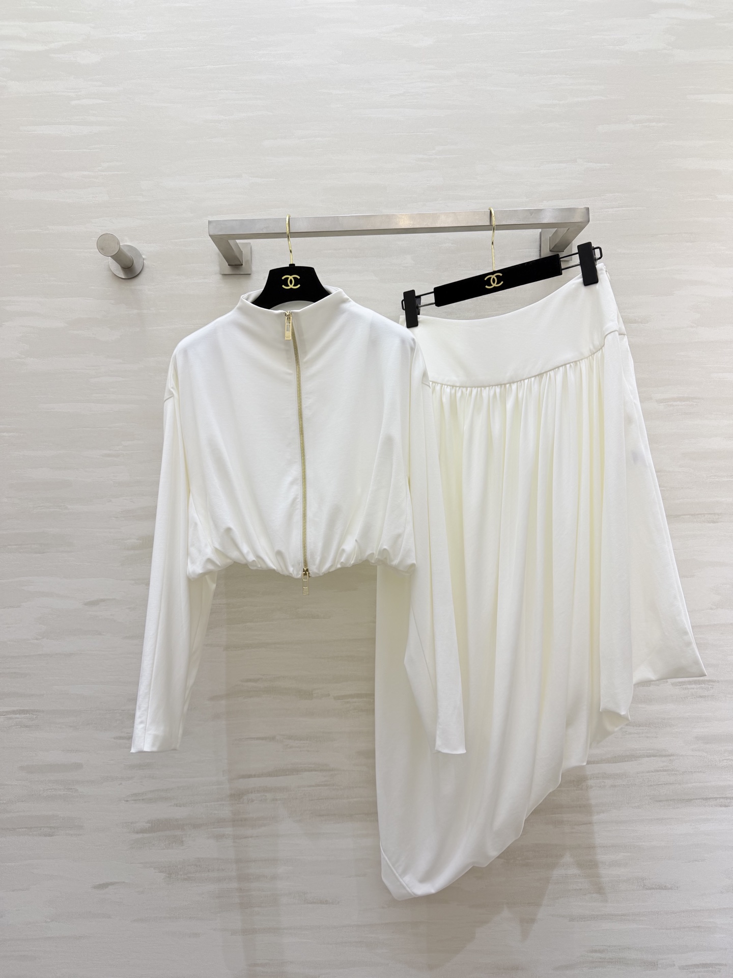 #ALA♡²⁶新款 不规则套装 醋酸混纺面料亲肤舒适 穿上超显高级感✨ 高领+拉链设计 腰部弹力拼接 修