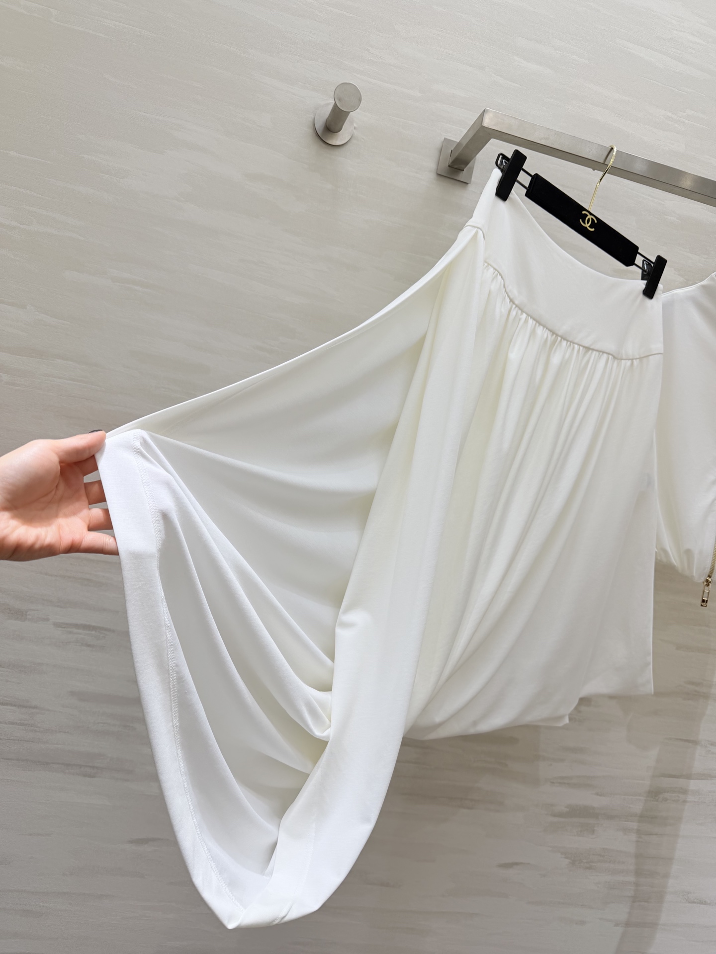 #ALA♡²⁶新款 不规则套装 醋酸混纺面料亲肤舒适 穿上超显高级感✨ 高领+拉链设计 腰部弹力拼接 修