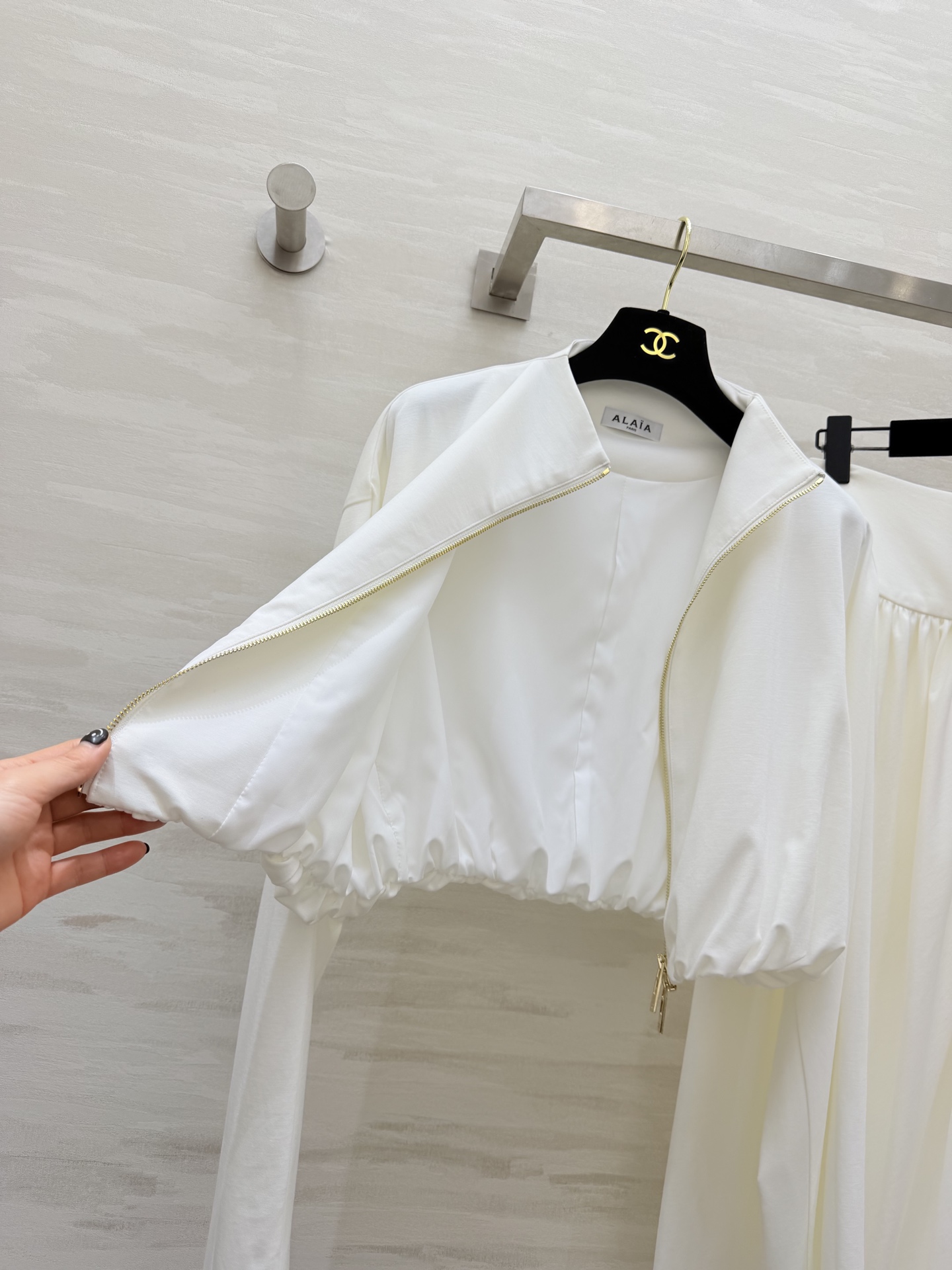 #ALA♡²⁶新款 不规则套装 醋酸混纺面料亲肤舒适 穿上超显高级感✨ 高领+拉链设计 腰部弹力拼接 修