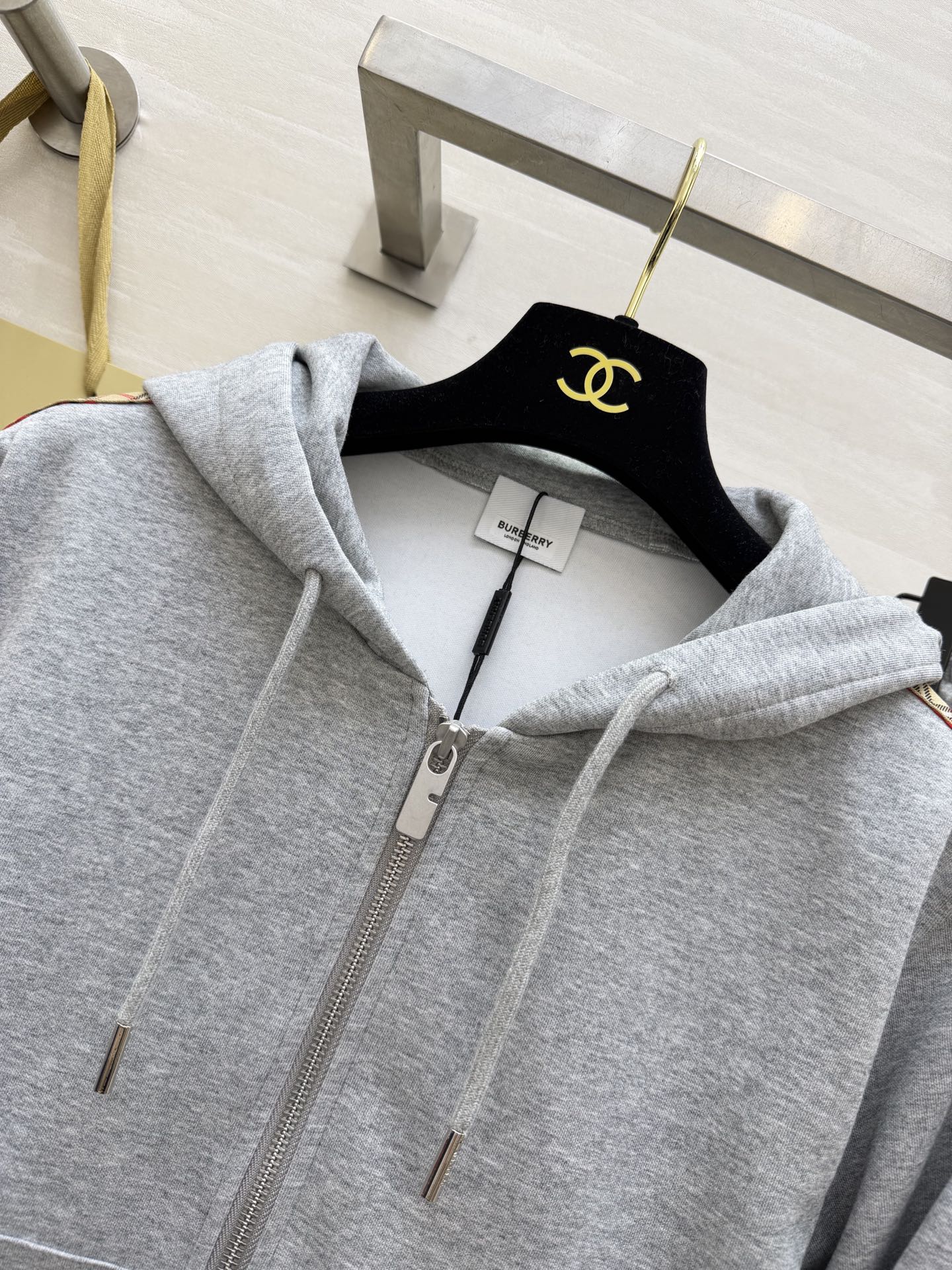 #Burberr♡²⁶新款 灰色连帽休闲卫衣套装 采用高品质棉质面料 柔软舒适 适合日常穿着 灰色主色调