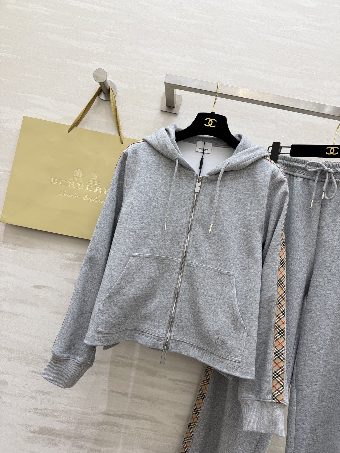 #Burberr♡²⁶新款 灰色连帽休闲卫衣套装 采用高品质棉质面料 柔软舒适 适合日常穿着 灰色主色调